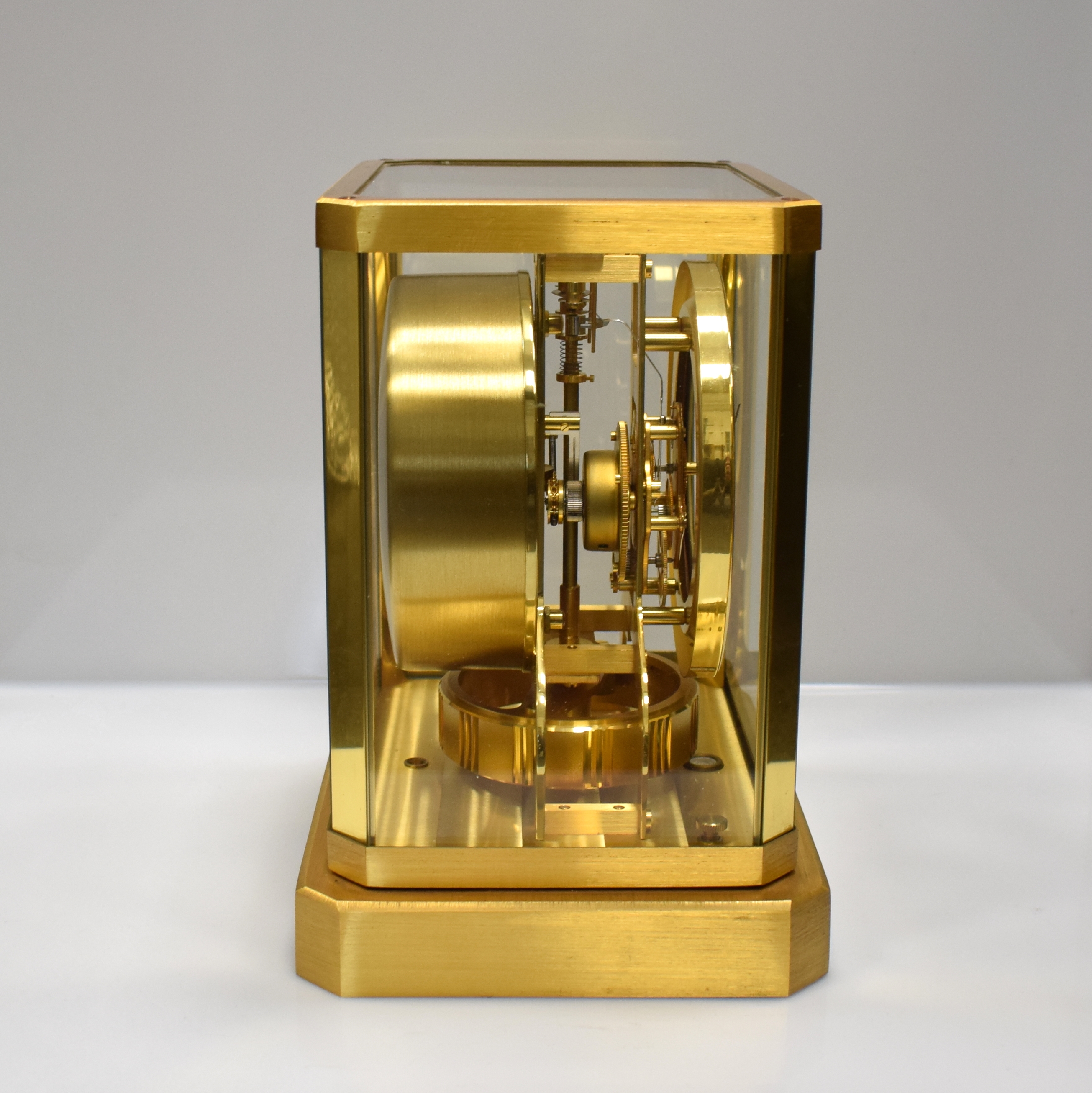 Detail c: Jaeger-LeCoultre Drehpendel-Tischuhr Atmos VIII Referenz 5909, Schweiz um 1980, verg., 5-seitig vergl. Geh., nach vorn zu öffnen durch Glastür, ...