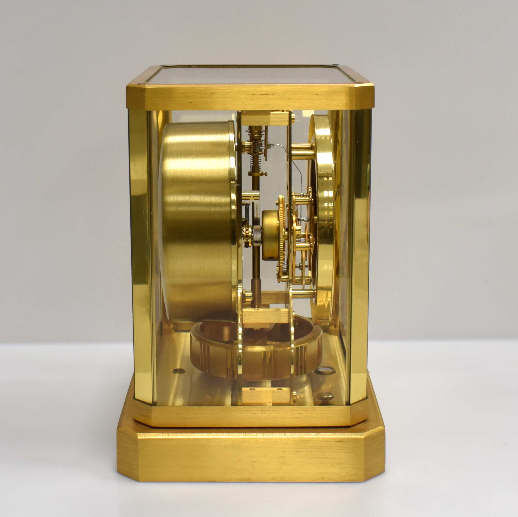 Detail e: Jaeger-LeCoultre Drehpendel-Tischuhr Atmos VIII Referenz 5909, Schweiz um 1980, verg., 5-seitig vergl. Geh., nach vorn zu öffnen durch Glastür, ...