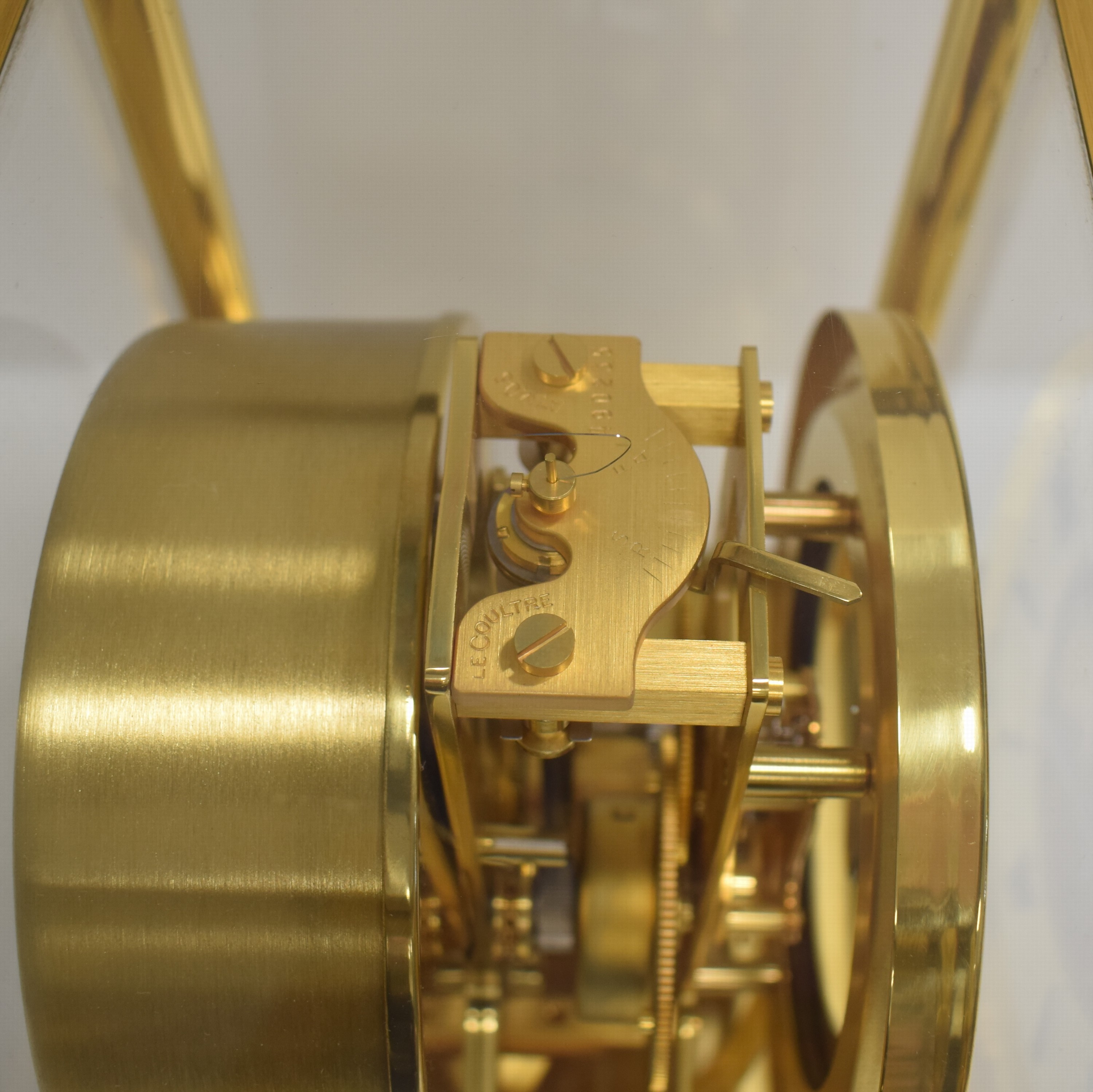 Detail f: Jaeger-LeCoultre Drehpendel-Tischuhr Atmos VIII Referenz 5909, Schweiz um 1980, verg., 5-seitig vergl. Geh., nach vorn zu öffnen durch Glastür, ...