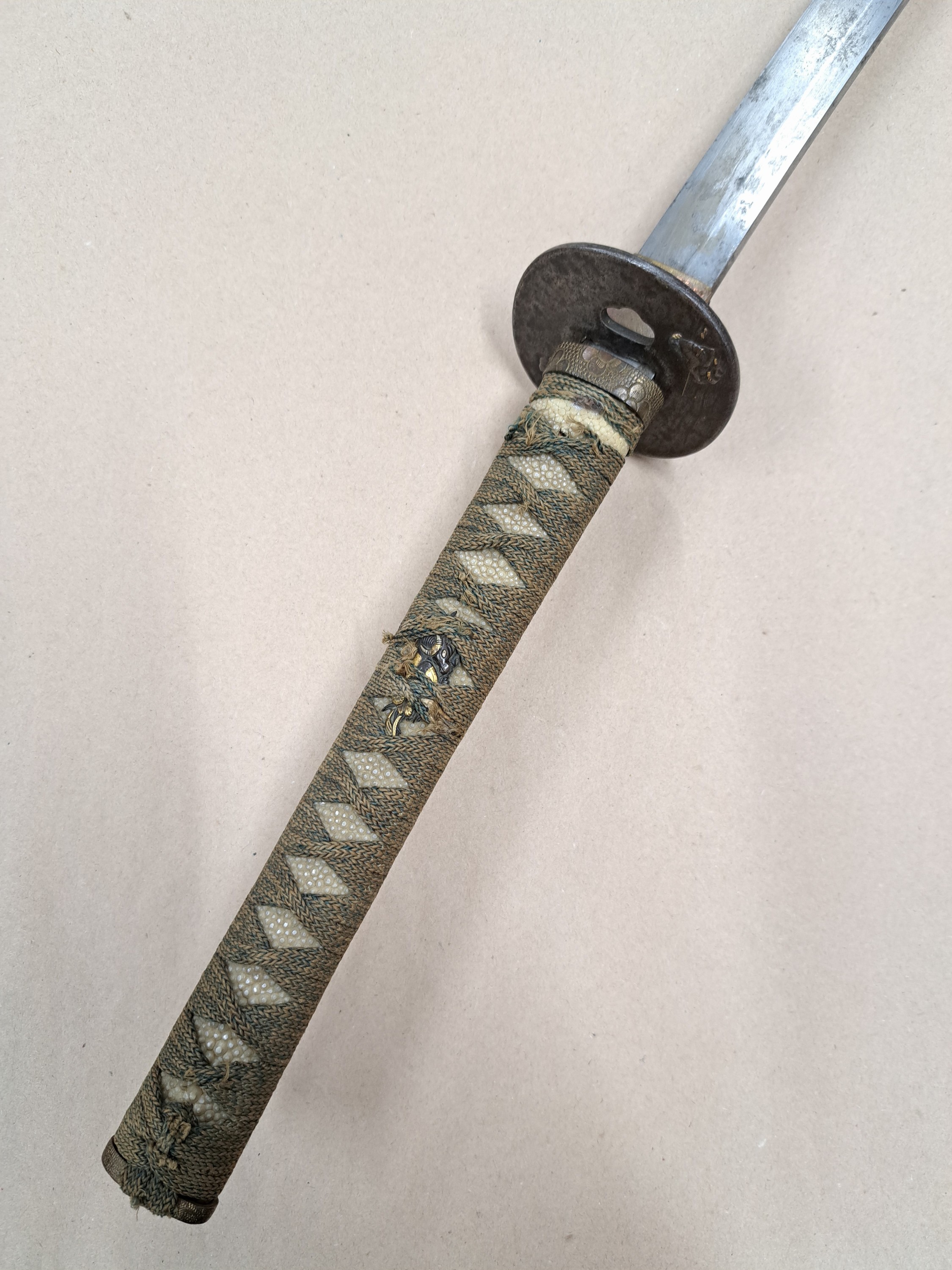 Detail a: Katana, Japan, 19. Jh., Eisentsuba mit kleinem Goldpiqué, Griff mit Rochenhaut, zwei fein ausgearbeitete Menukis, Fuchi und Kashira Bronze mit ...
