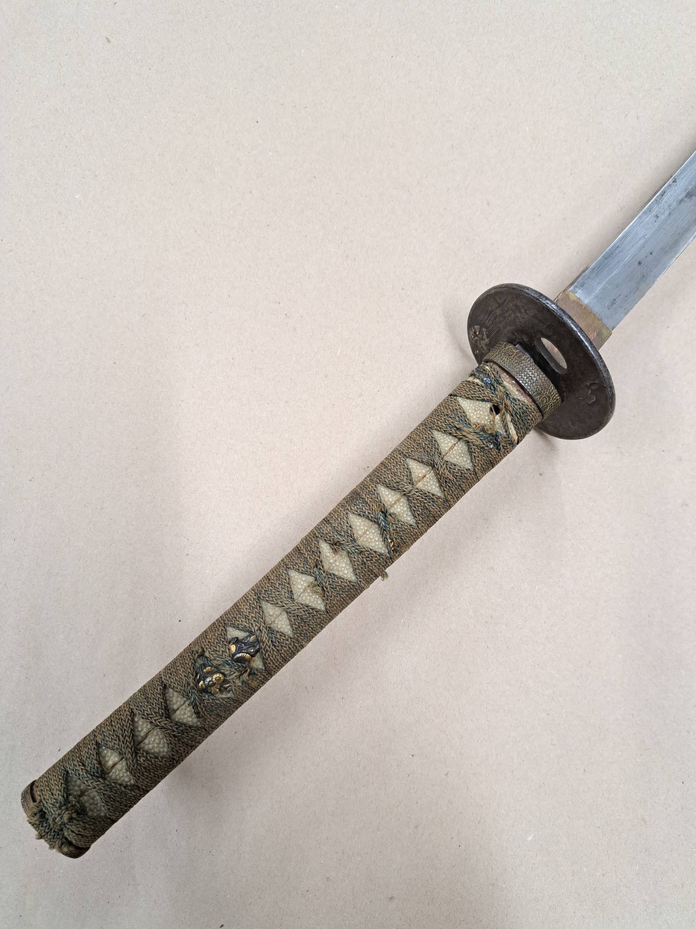 Detail b: Katana, Japan, 19. Jh., Eisentsuba mit kleinem Goldpiqué, Griff mit Rochenhaut, zwei fein ausgearbeitete Menukis, Fuchi und Kashira Bronze mit ...