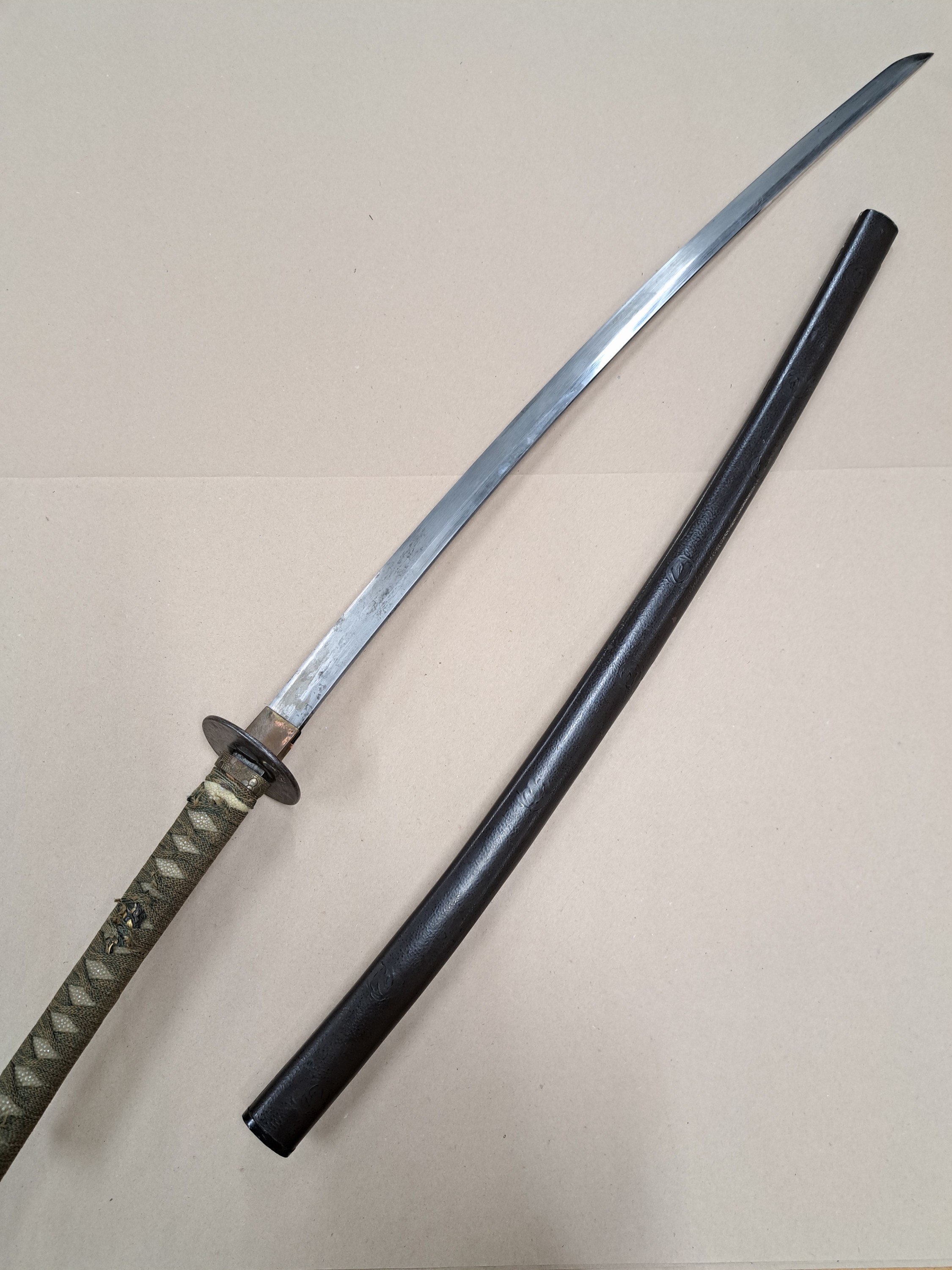 Detail e: Katana, Japan, 19. Jh., Eisentsuba mit kleinem Goldpiqué, Griff mit Rochenhaut, zwei fein ausgearbeitete Menukis, Fuchi und Kashira Bronze mit ...