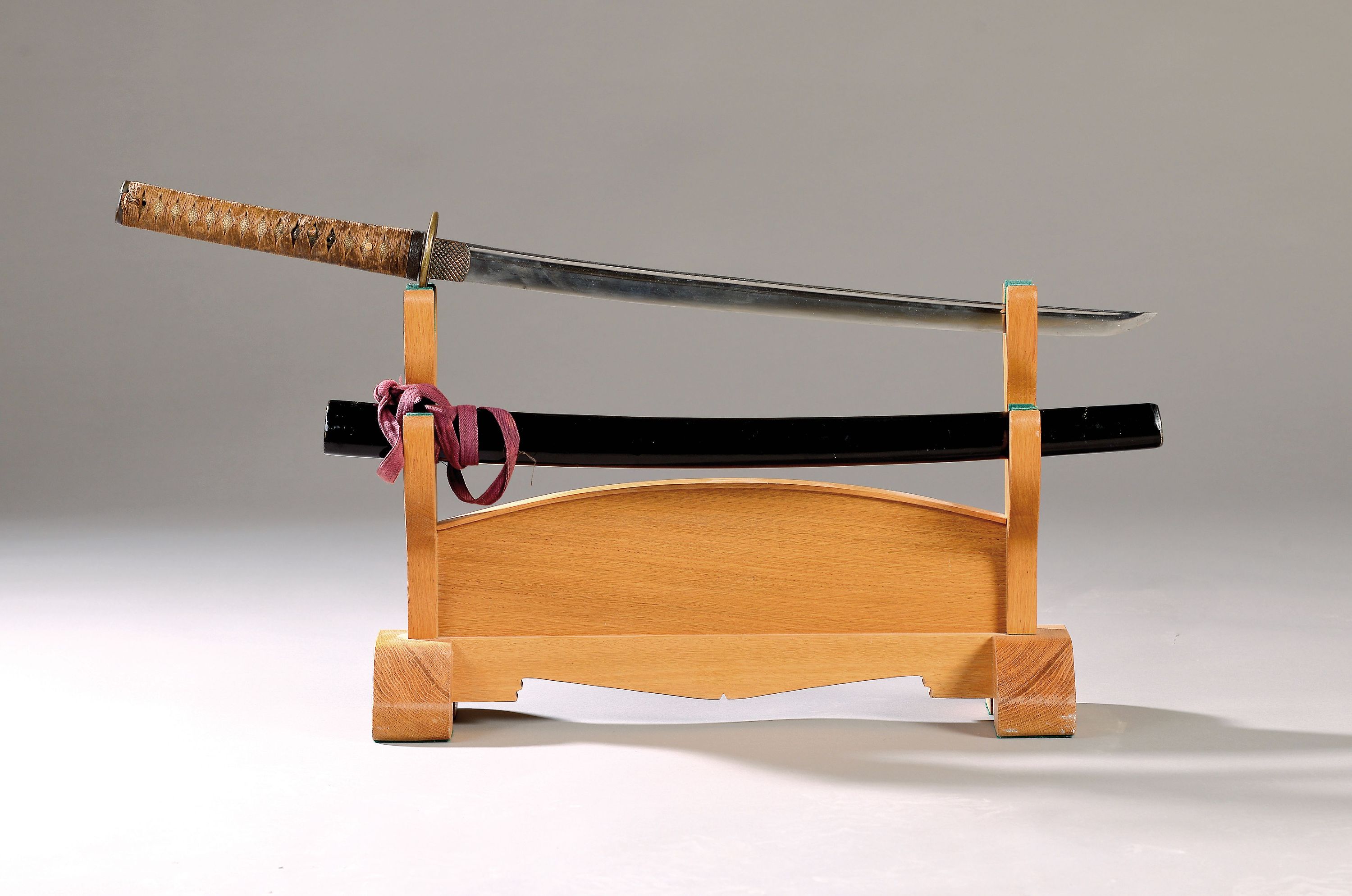 Katana, Japan, 19. Jh., Bronze-Tsuba mit Wolkenrelief, Fuchi und Kashira Bronze, 2 Menukis, Klinge gekürzt, Griff mit Rochenhaut und Wicklung, ...