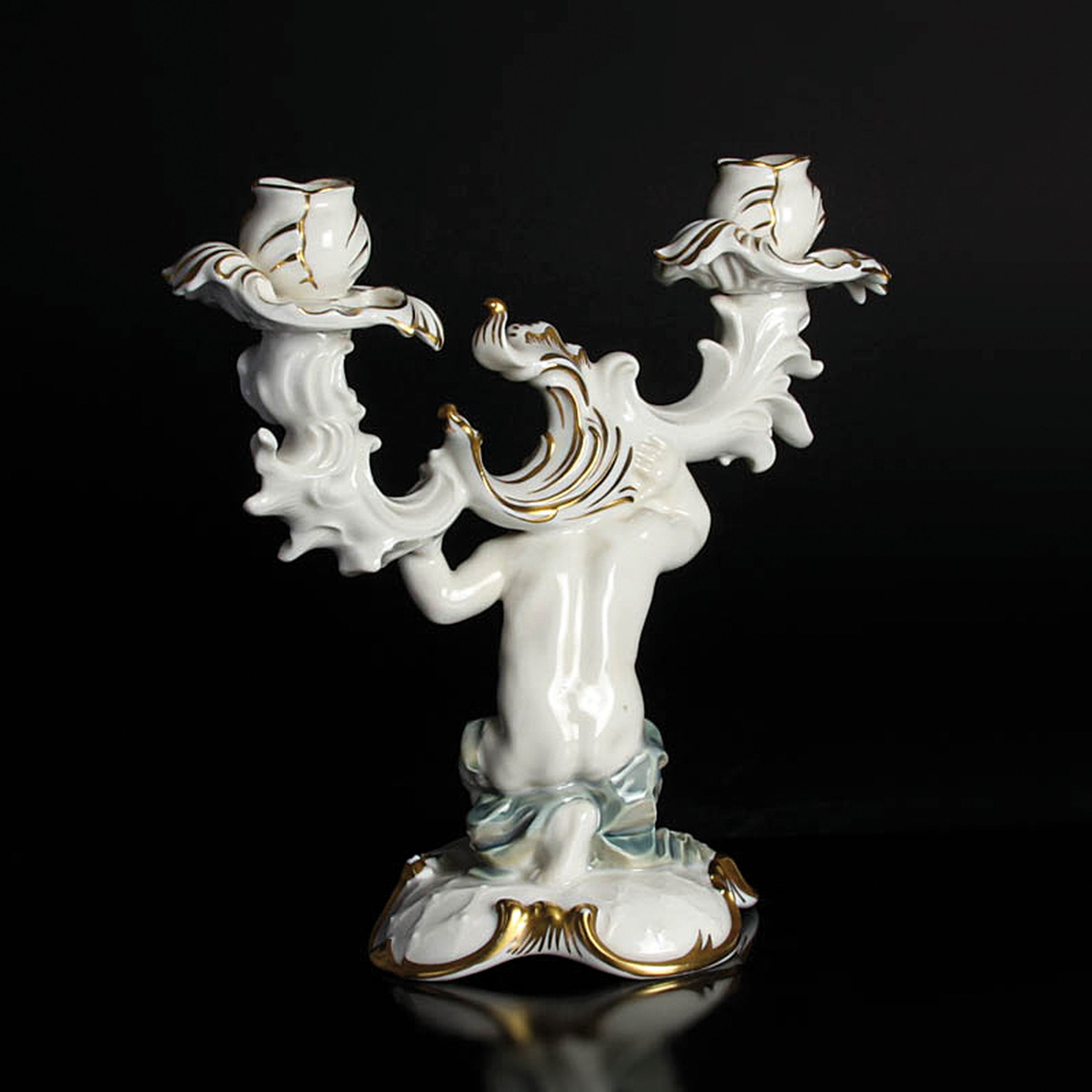 Figurenleuchter, Hutschenreuther, Kunstabteilung Selb, Entw. Karl Tutter, Porzellan, Goldstaffage, Putto doppelten Leuchterarm tragend, am Boden ...