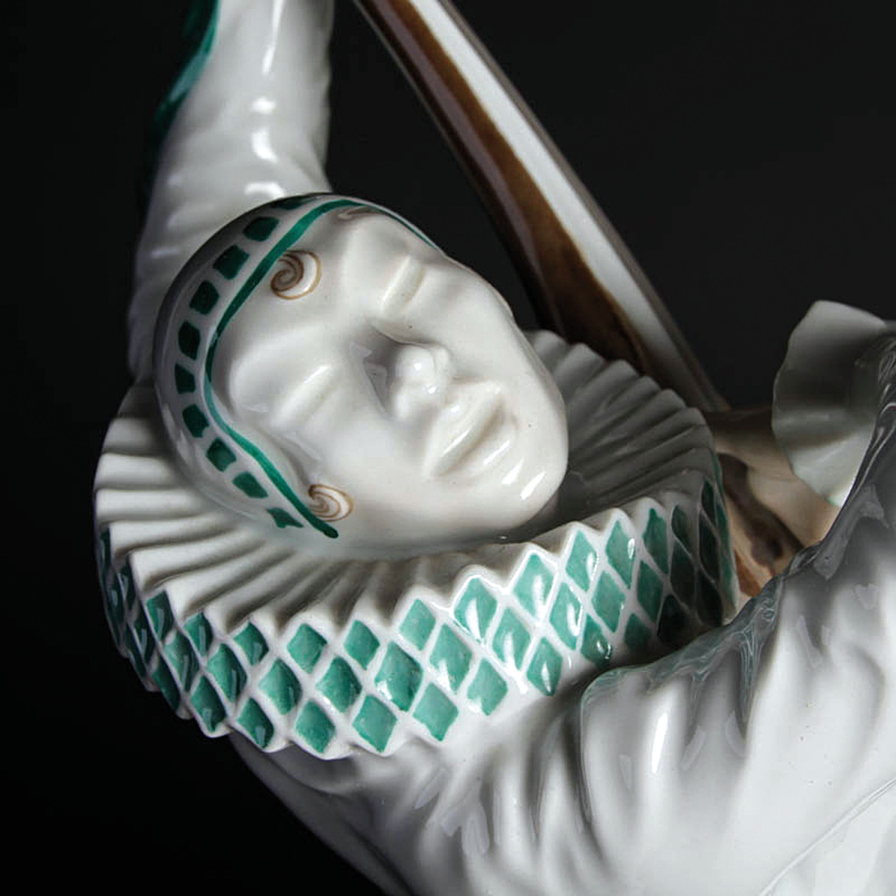 Detail e: Porzellanfigur "Serenade", Hutschenreuther, Abteilung für Kunst, Selb, Marke wohl 1930/40er-Jahre, Porzellan, farbig staffiert, H. 36 cm, ...
