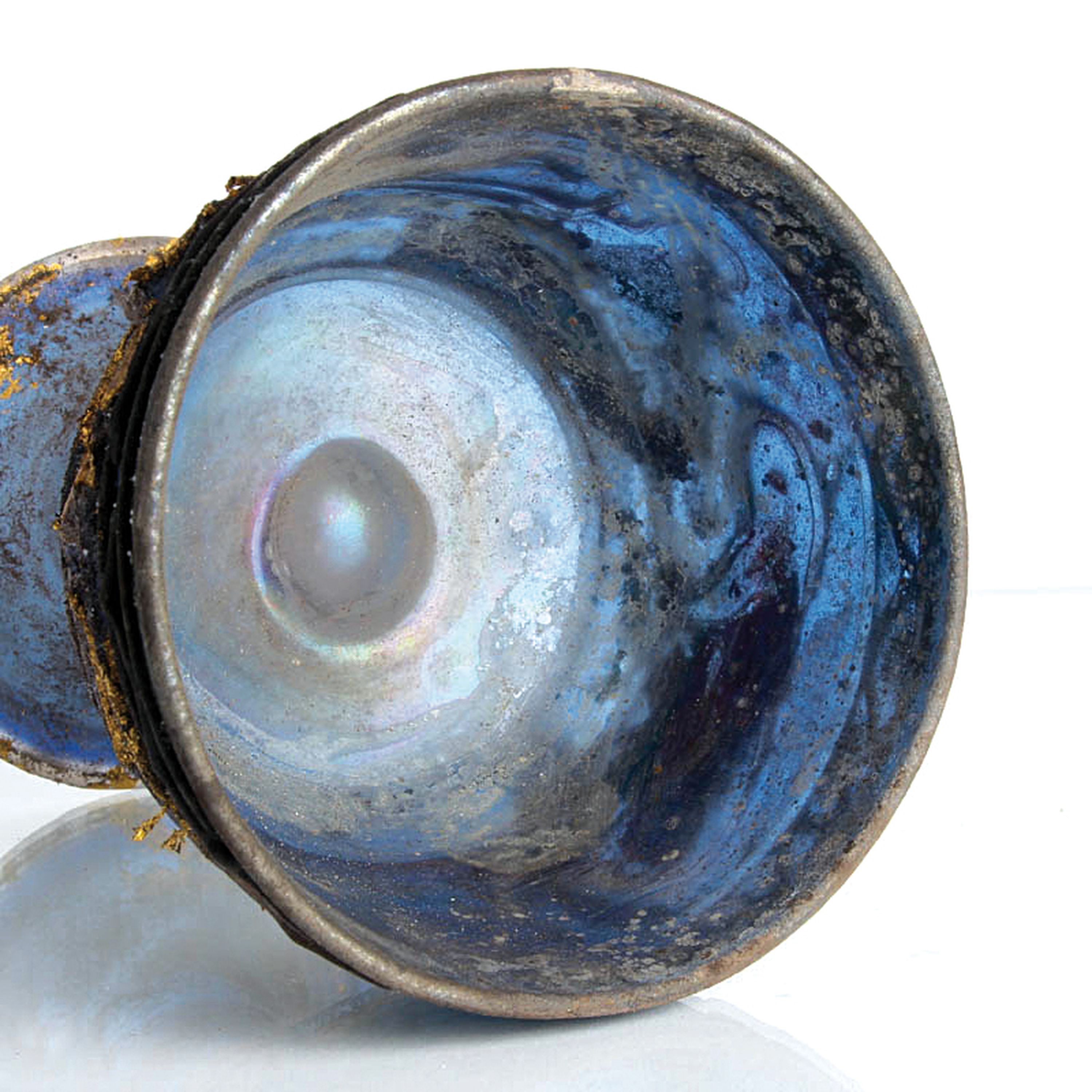 Detail b: Zwei vetro a Scavo-Schalen bzw. Pokale, Ermanno Nason für Cenedese, Murano, 1963-72, Glas, antikisierende vetro a scavo-technik in grau und blau, H. ...