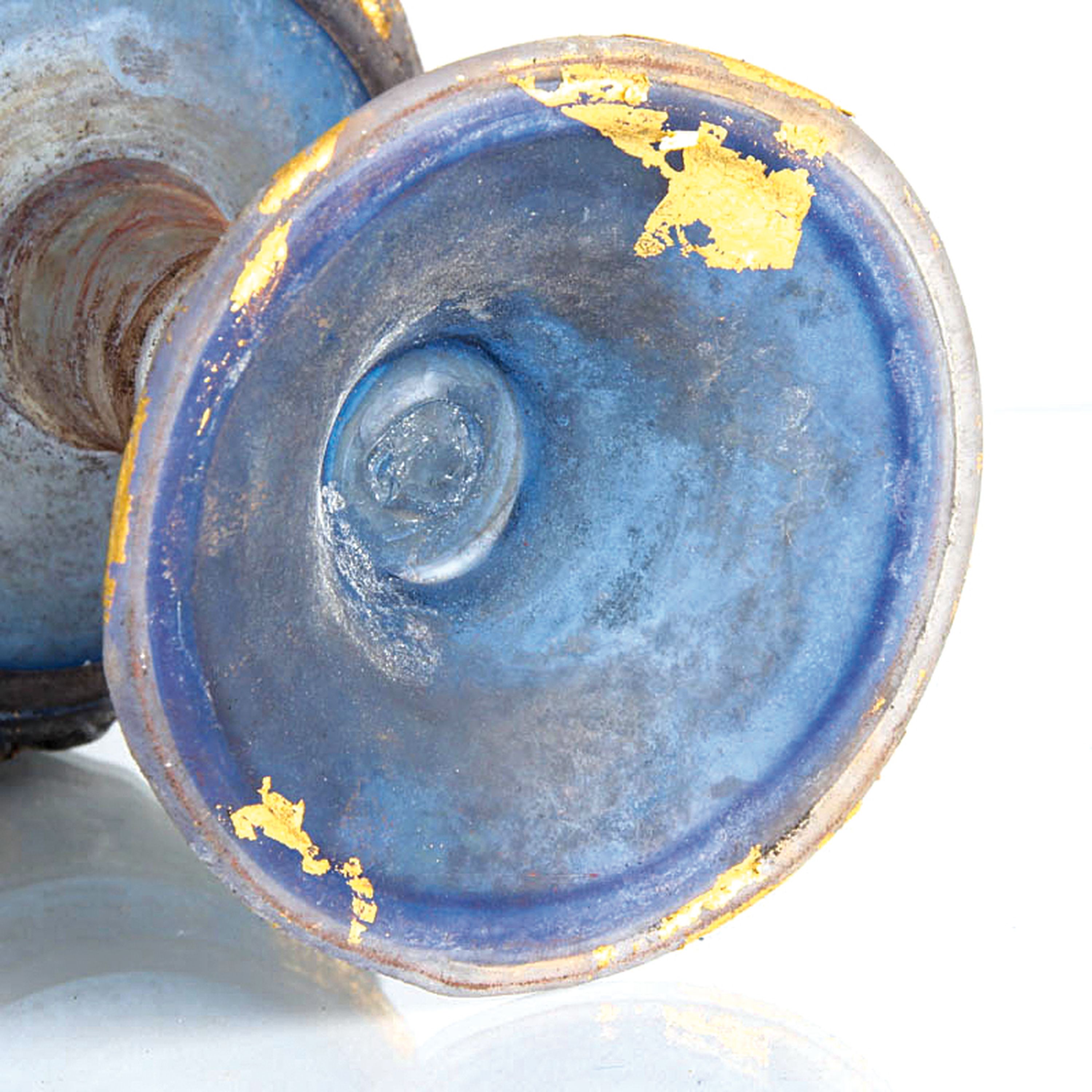 Detail e: Zwei vetro a Scavo-Schalen bzw. Pokale, Ermanno Nason für Cenedese, Murano, 1963-72, Glas, antikisierende vetro a scavo-technik in grau und blau, H. ...