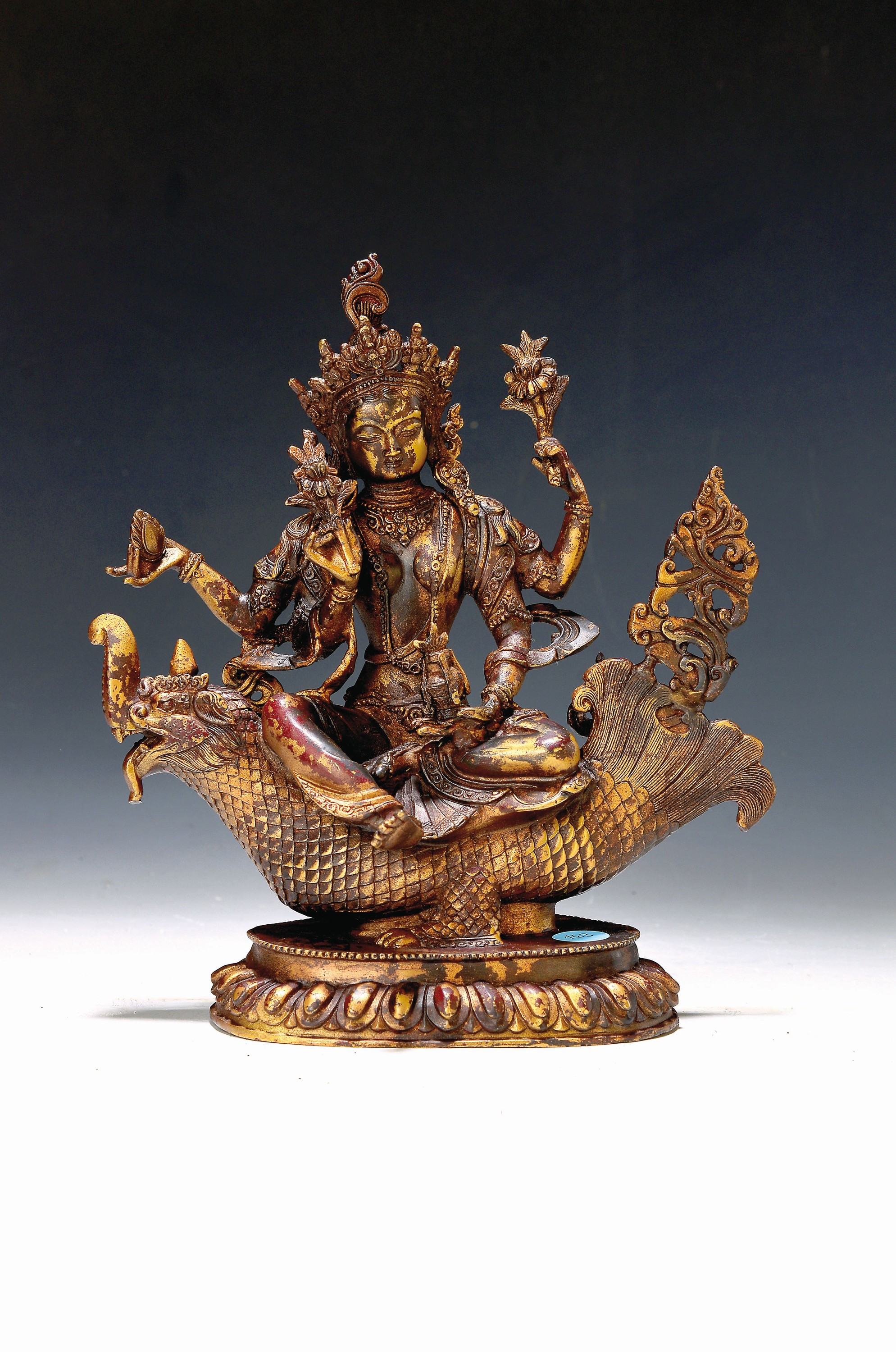 Vierarmige Göttin auf Makara reitend, Nepal, 20.Jh., Kupferlegierung, Reste von Vergoldung, H. 27 cm
