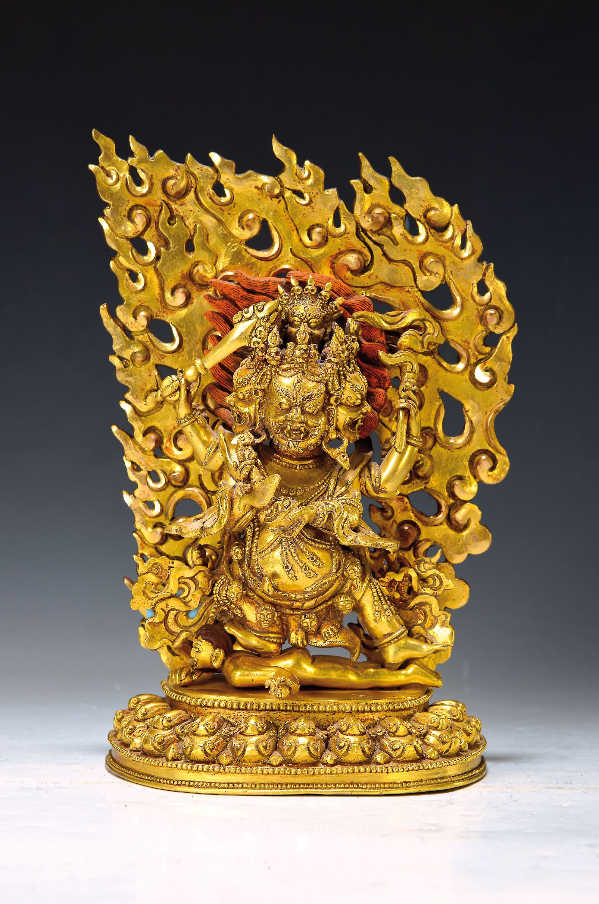 Chaturmukha-Mahakala, China, um 1950/60, Messing vergoldet, vier Köpfe und Attribute, Schwert, Keule, Sichelmesser und Schädelschale, er steht ...