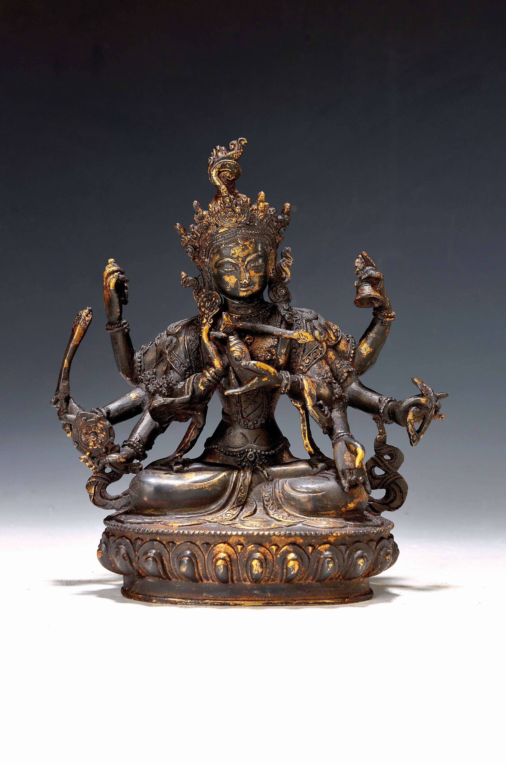 Boddhisattva/weibliche Gottheit, Nepal, 20. Jh., mit sechs Armen und versch. Attributen, Kupferlegierung vergoldet, H. 22 cm, ca. 1.5 kg