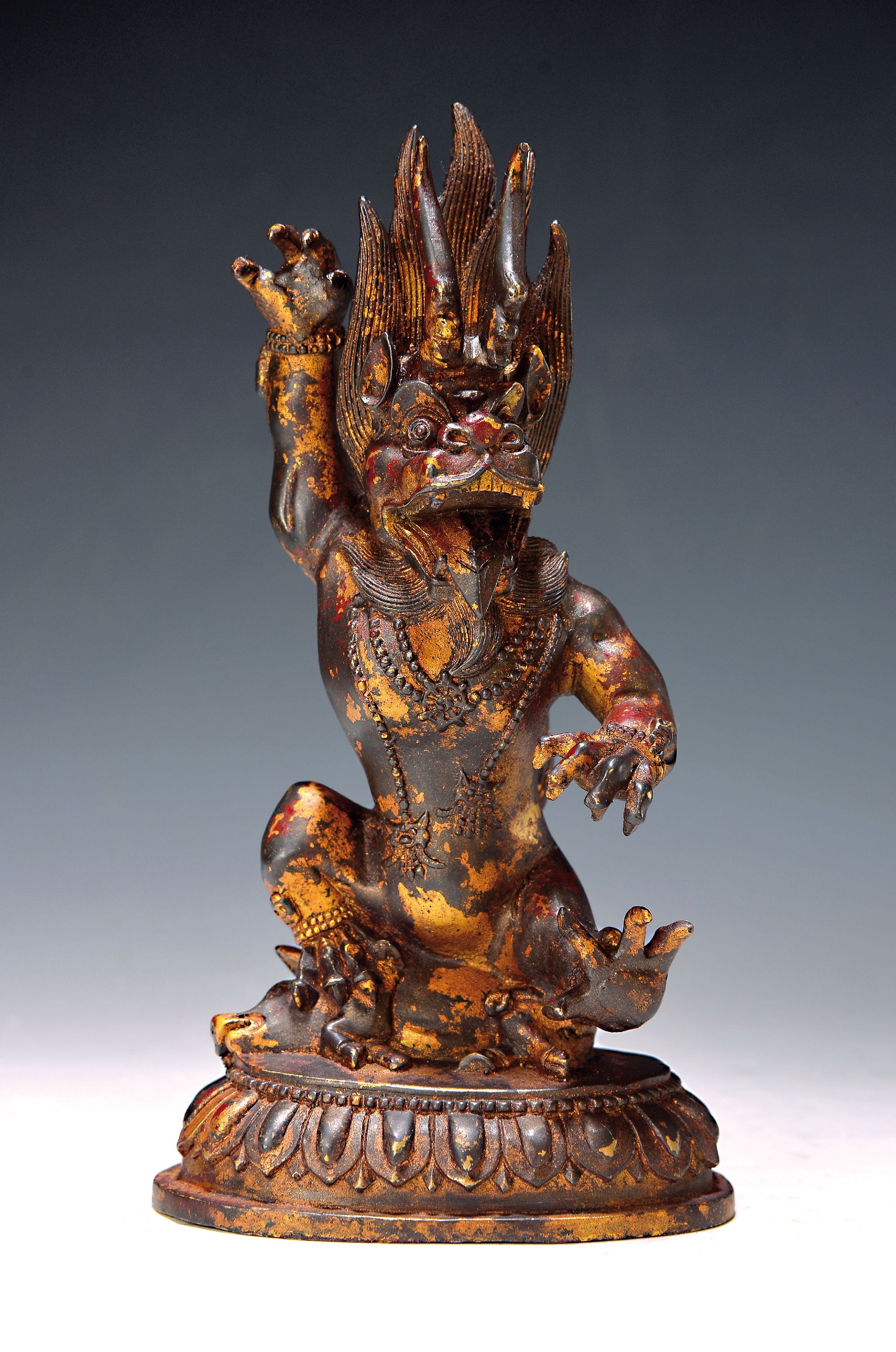 Dämon mit Hörnern, China, 20. Jh., Bronze, Dämon sitzt auf einem Schwein, H. ca. 23 cm, ca. 1.1 kg, Reste von Vergoldung
