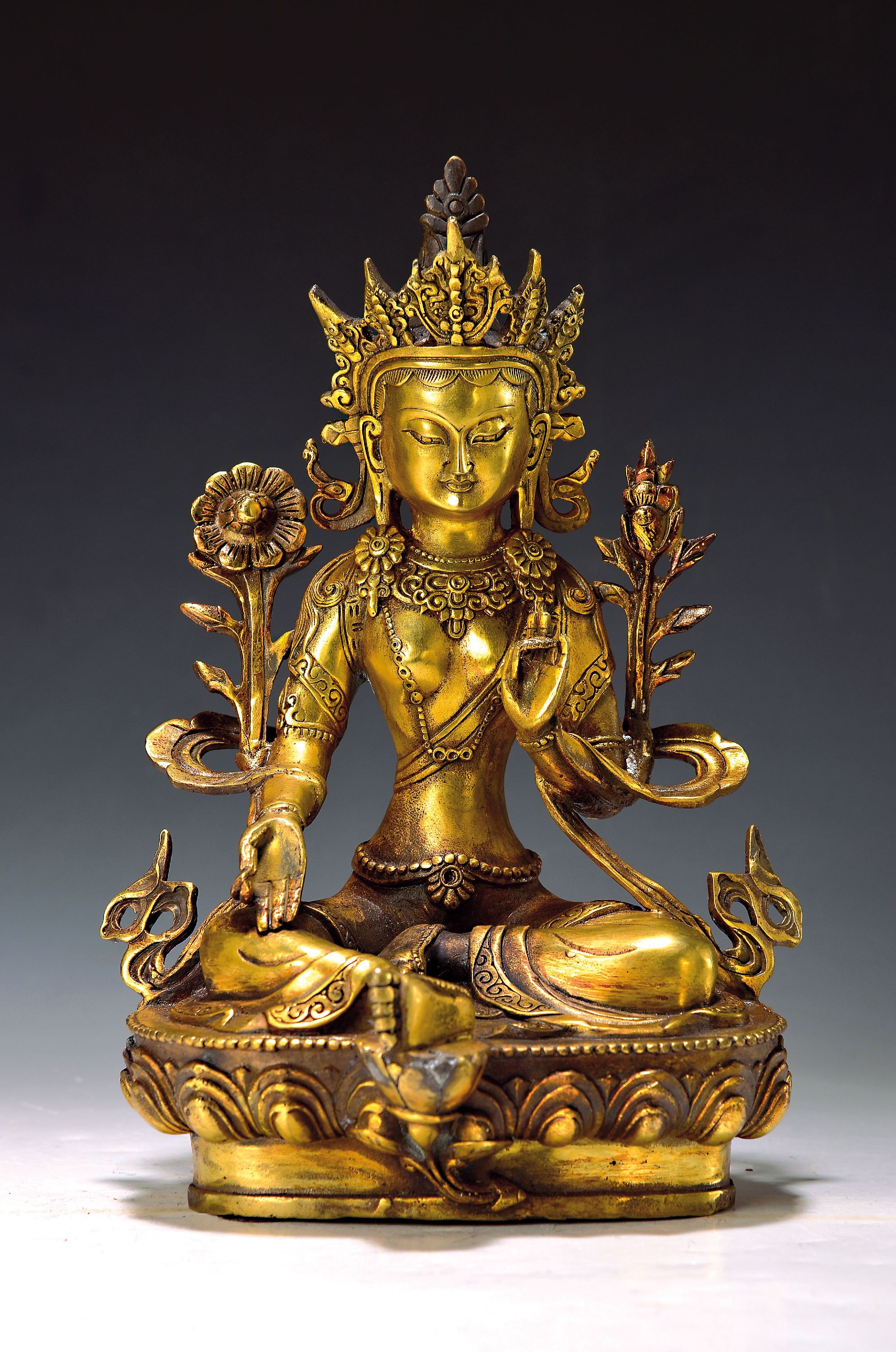 Weiße Tara, Nepal, 20. Jh., Kupferlegierung vergoldet, Darstellung der Langlebensgöttin, H. 29 cm