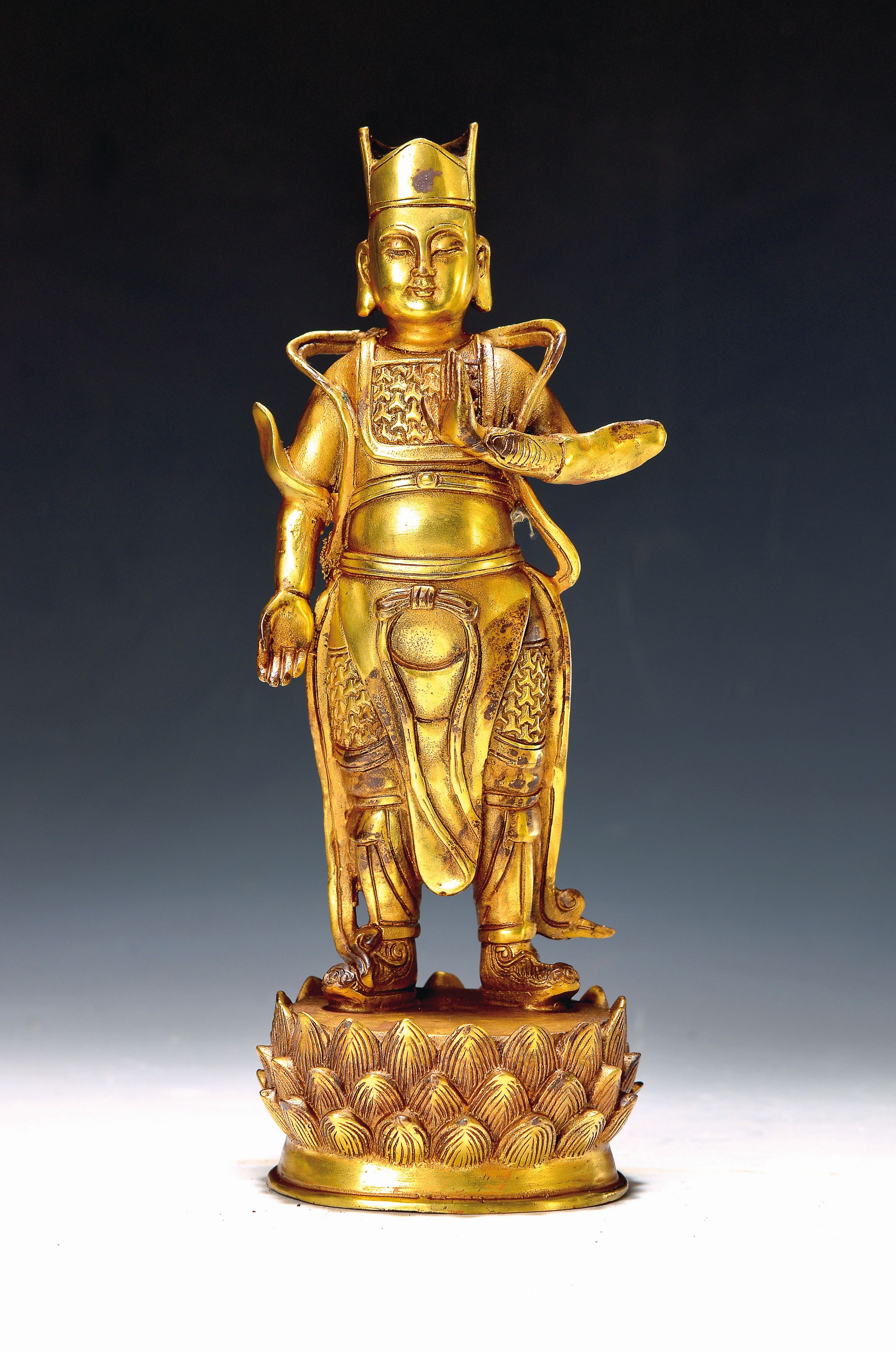 Bronzefigur/Kriegsgott, China, Ende 20. Jh., Bronze, vergoldet, auf Lotussockel stehend, H. ca. 28 cm, ca. 1.2 kg