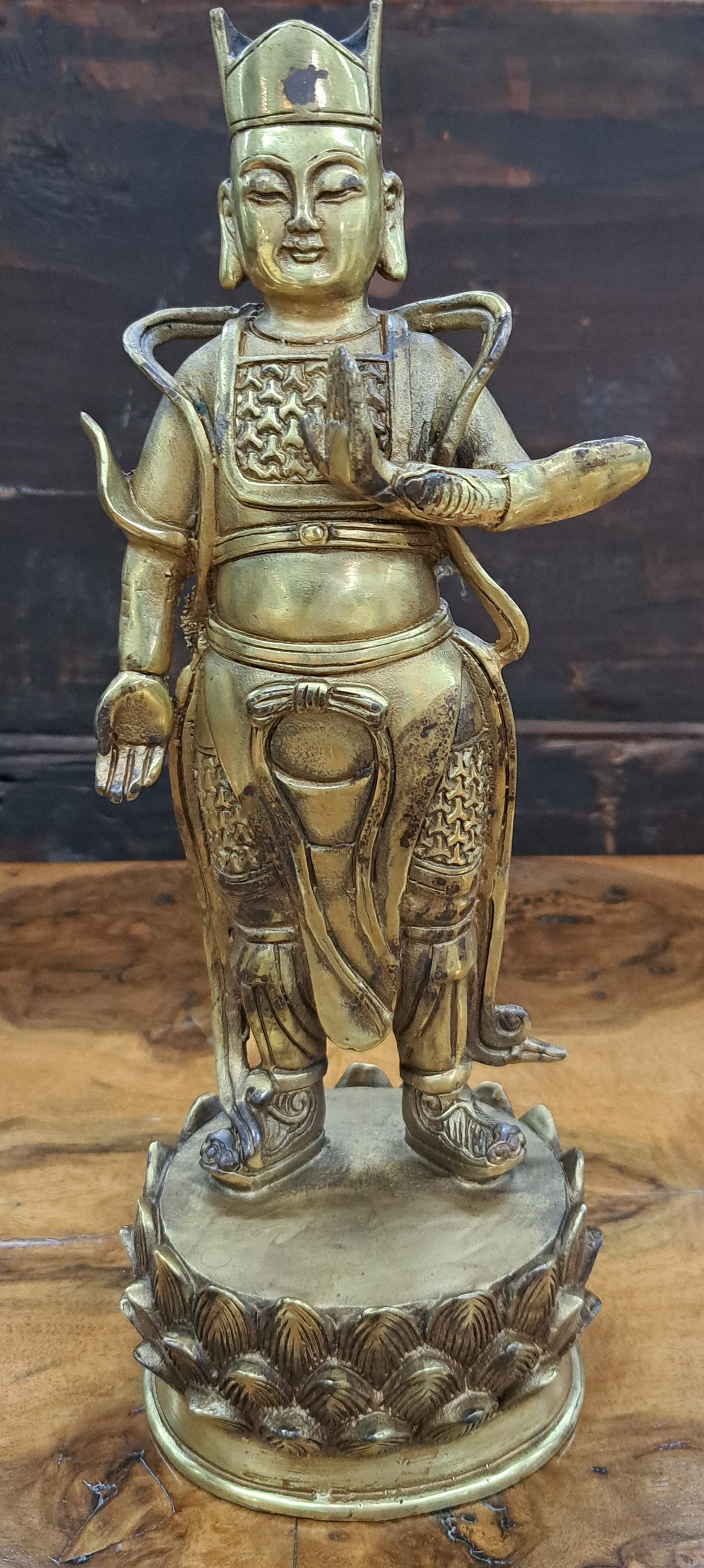 Detail a: Bronzefigur/Kriegsgott, China, Ende 20. Jh., Bronze, vergoldet, auf Lotussockel stehend, H. ca. 28 cm, ca. 1.2 kg
