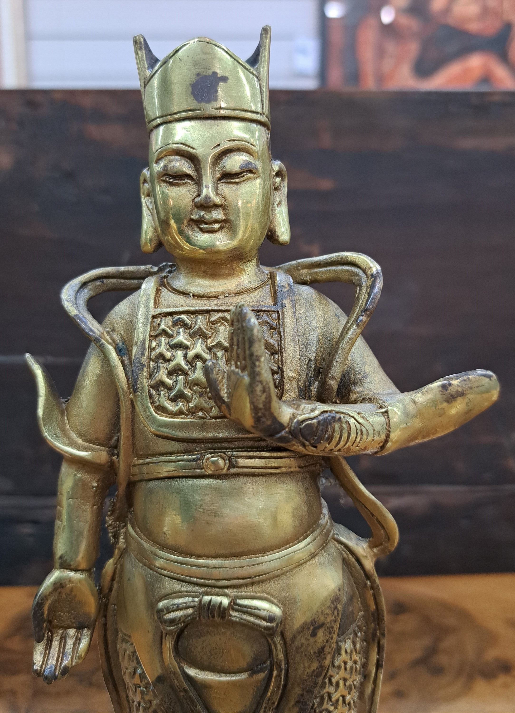 Detail b: Bronzefigur/Kriegsgott, China, Ende 20. Jh., Bronze, vergoldet, auf Lotussockel stehend, H. ca. 28 cm, ca. 1.2 kg
