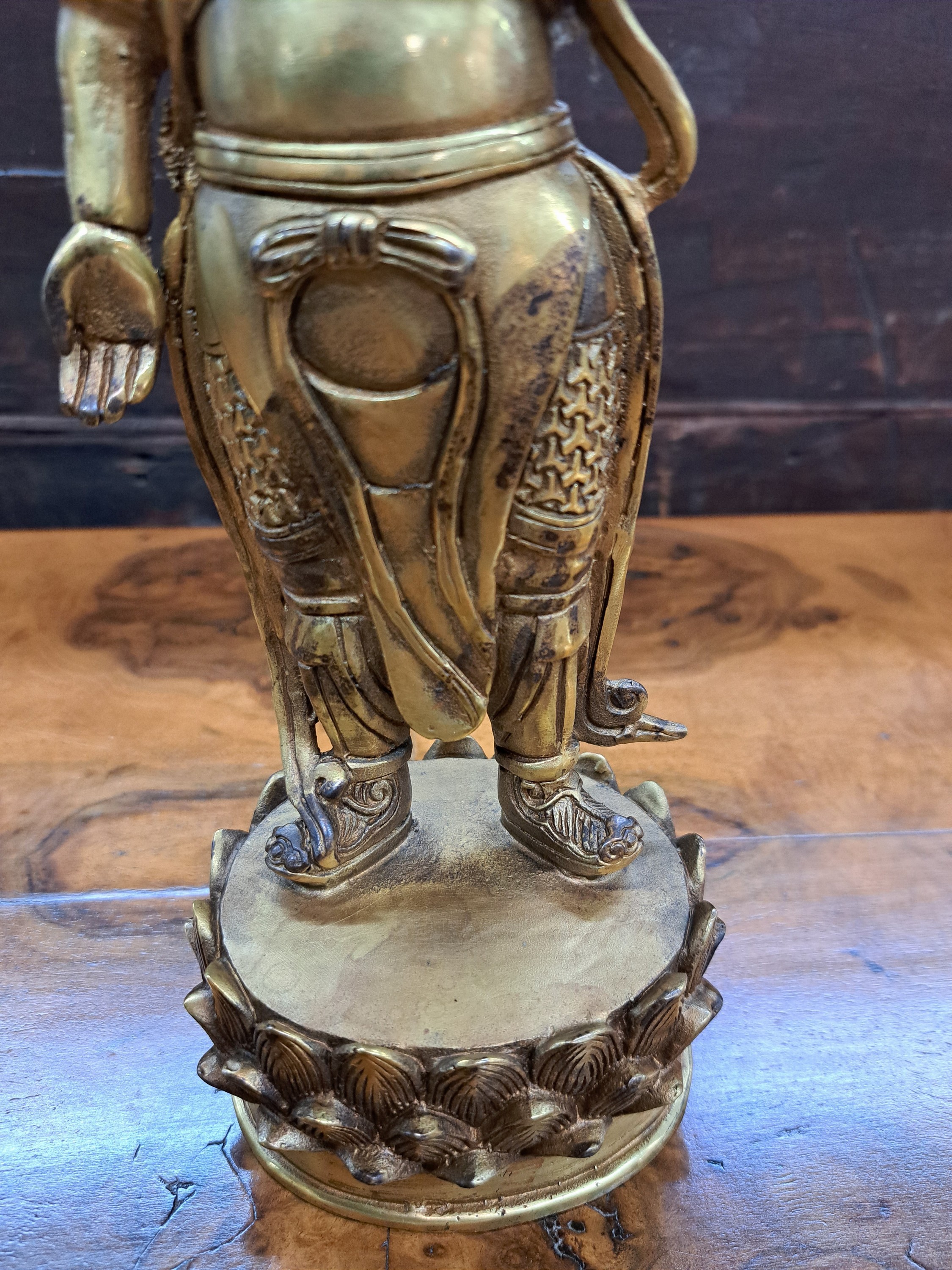 Detail c: Bronzefigur/Kriegsgott, China, Ende 20. Jh., Bronze, vergoldet, auf Lotussockel stehend, H. ca. 28 cm, ca. 1.2 kg