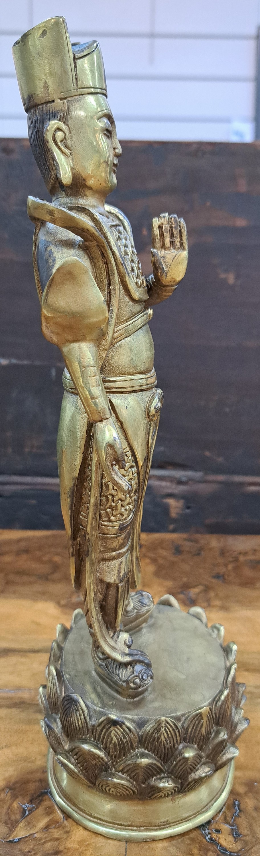 Detail e: Bronzefigur/Kriegsgott, China, Ende 20. Jh., Bronze, vergoldet, auf Lotussockel stehend, H. ca. 28 cm, ca. 1.2 kg