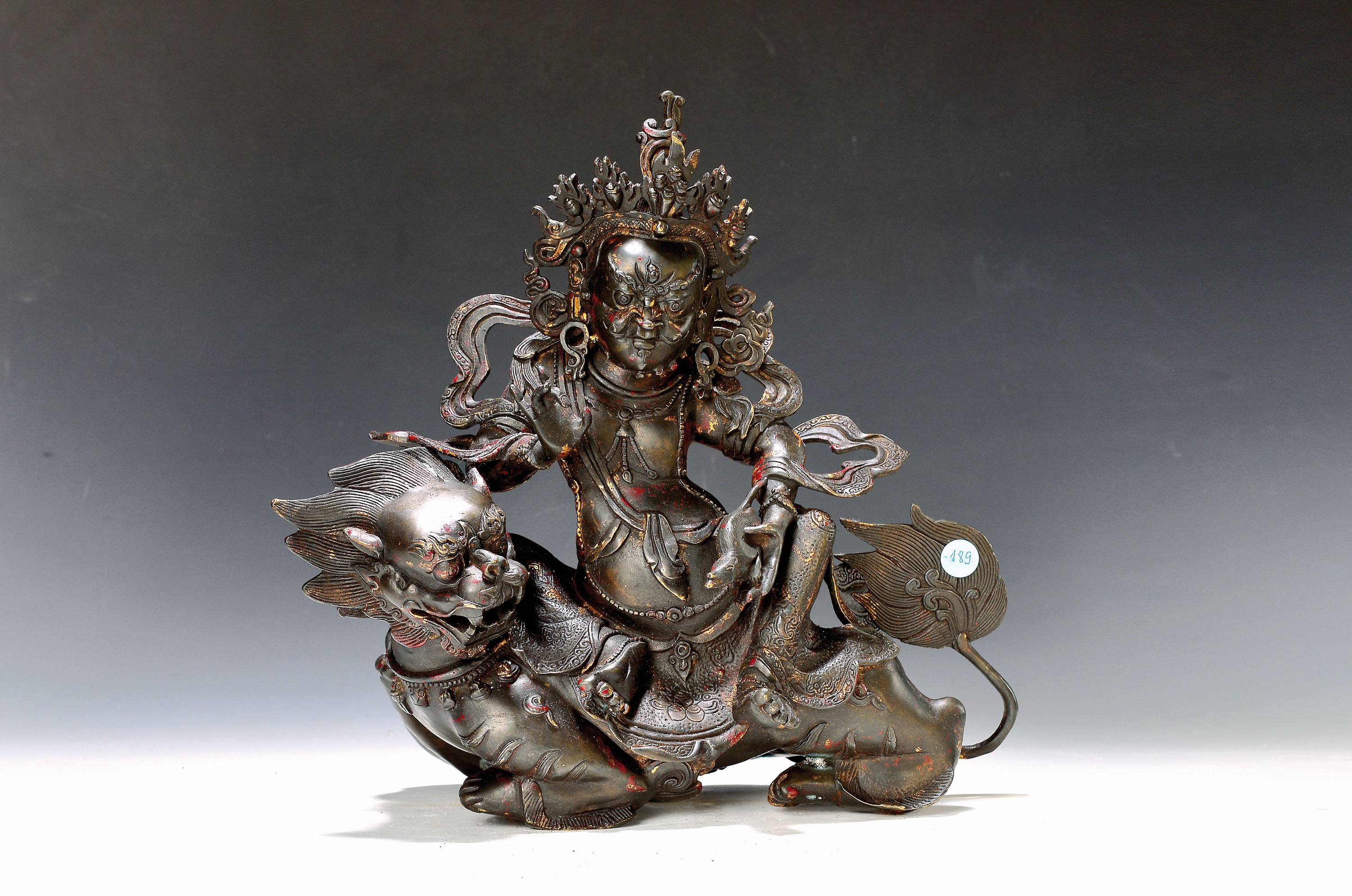 Große Altarbronze, Vaishravana mit Mungo, Nepal, 20.Jh., Gott des Reichtums", in seiner rechten Hand einen Ehrenschirm haltend, auf dem ...