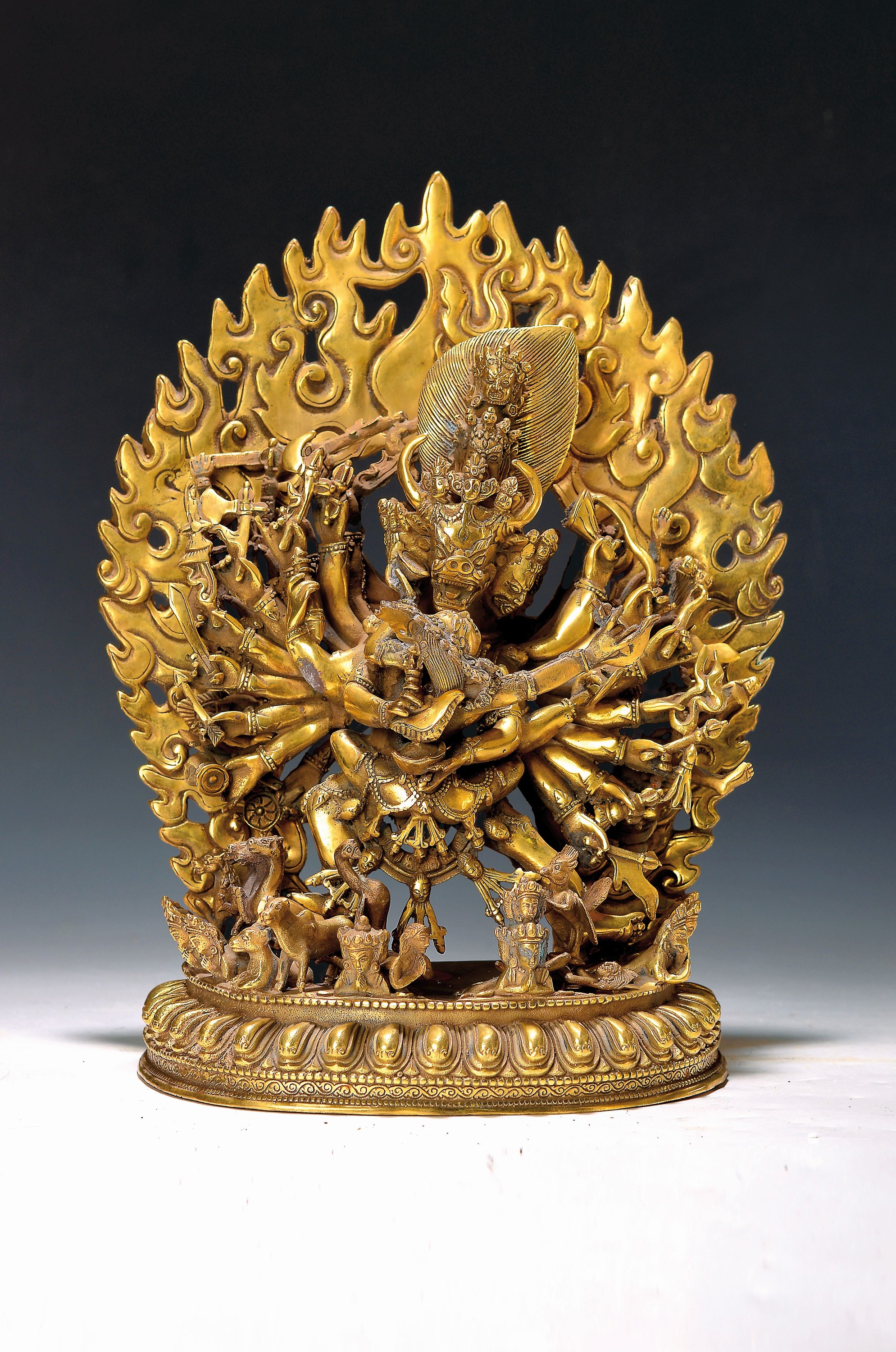 Yamantaka, Nepal, 20.Jh., mit Stierkopf, abschließender friedvoller Kopf des Manjushri und weitere 8 Gesichter, mit Prajna, er gilt als Überwinder ...