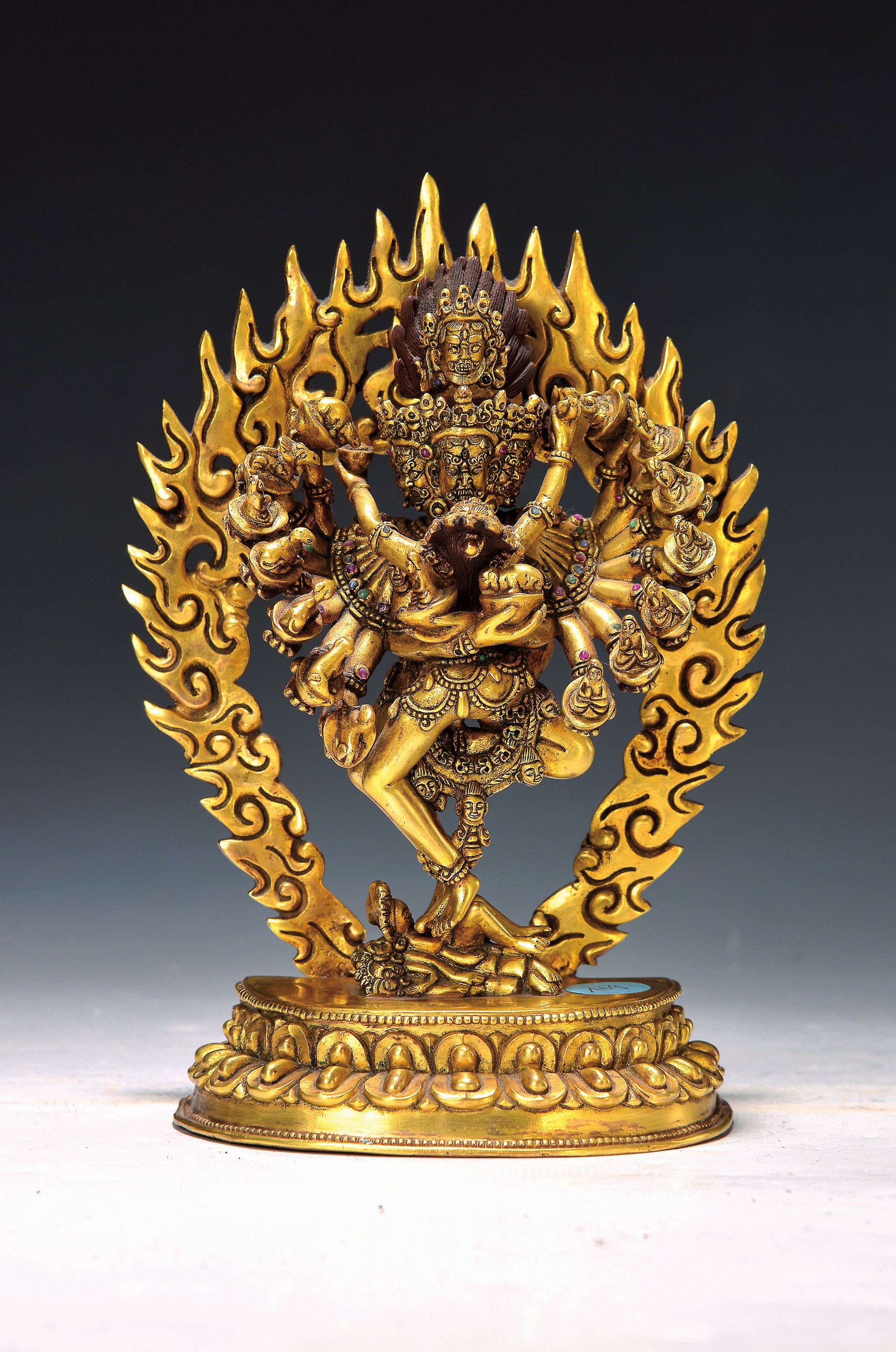 Heruka Hevajra mit Nairatmya, Tibet, um 1950, Darstellung der tantrischen sechzehnarmigen Gottheit mit Weisheitspartnerin, mit acht Gesichtern, vier ...