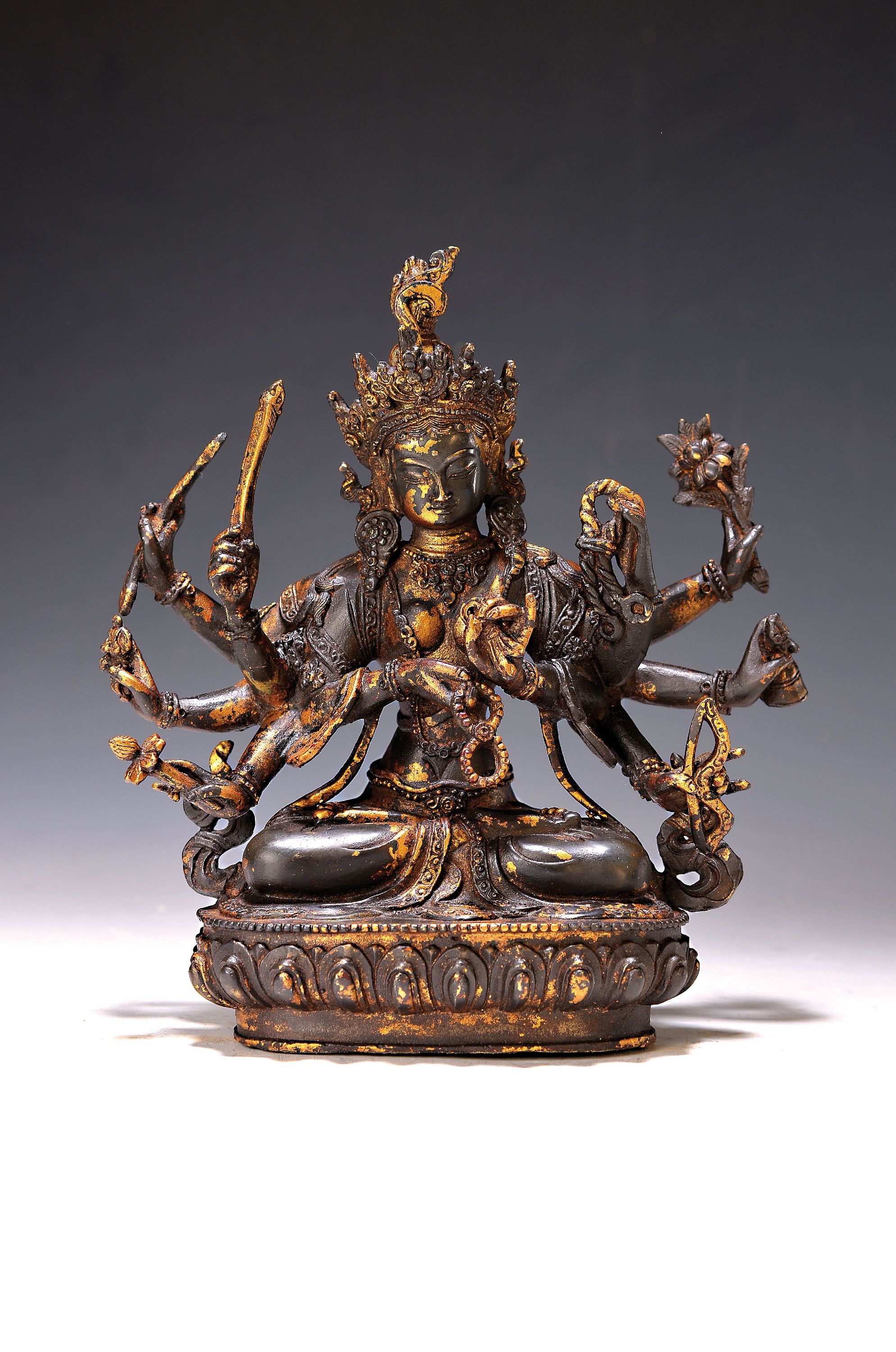 Pancaraksha, weibliche Gottheit mit 10 Armen, Nepal, 20. Jh., Kupferlegierung vergoldet, Bodhisattvakrone und Attribute in den Händen, H. ca. 22cm, ...