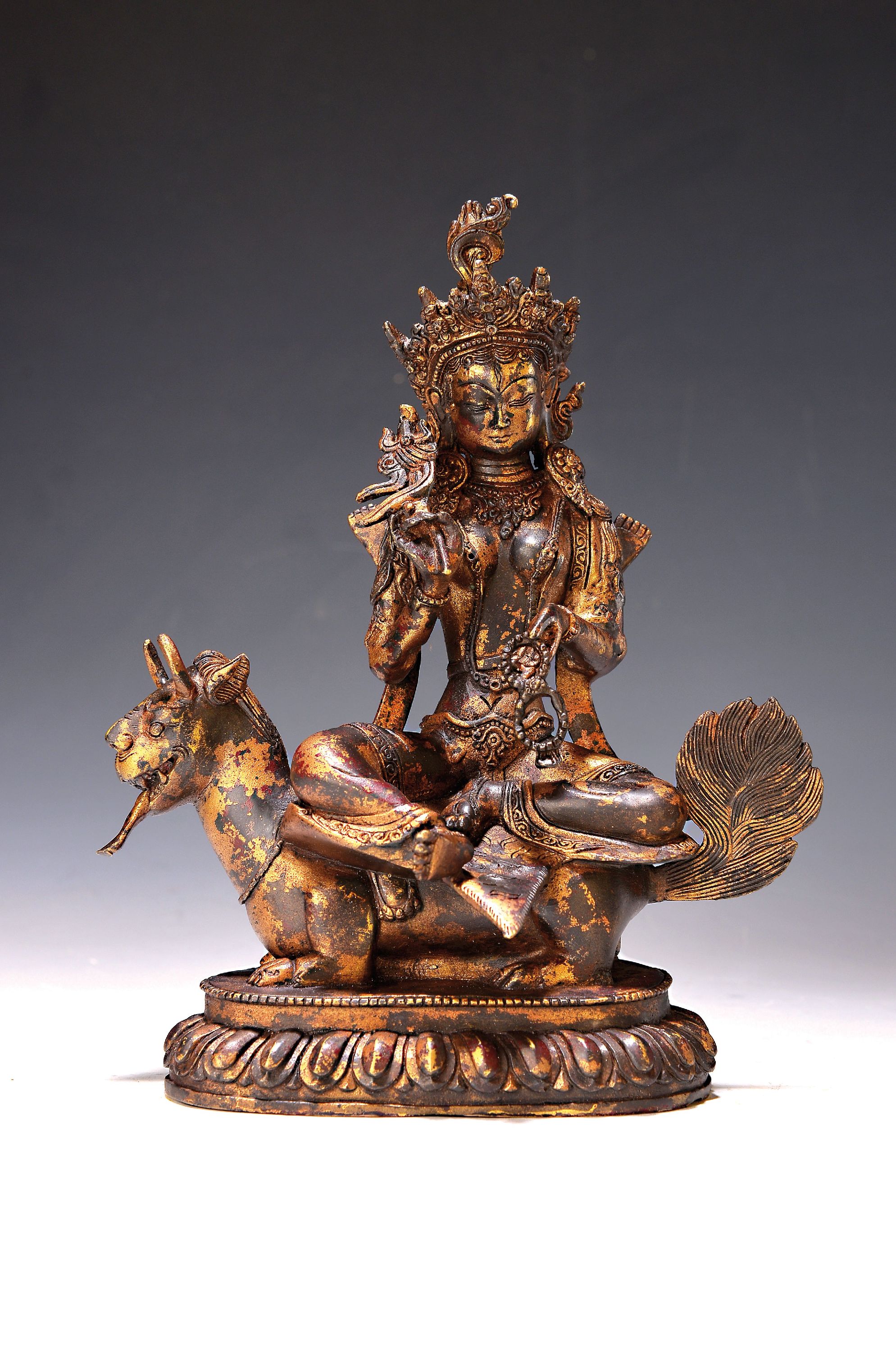 Gottheit auf einem Drachen reitend, Nepal, 20. Jh., Kupferlegierung vergoldet, H. 25 cm, ca. 1.6 kg