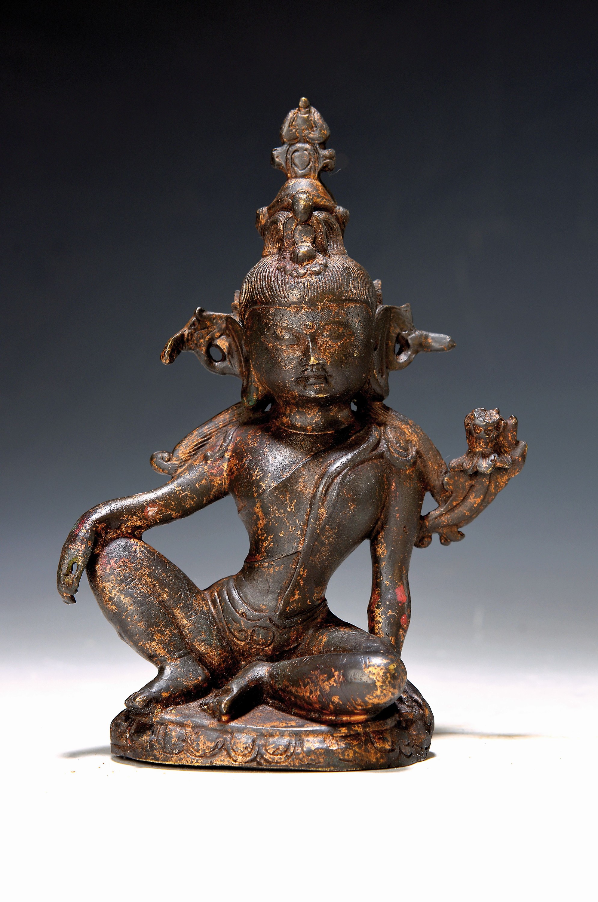 Avalokiteshvara, China Anfang 21. Jh., "Das Spiegelbild des Mondes im Wasser betrachtend", z.T. vergoldet, H. ca. 20cm