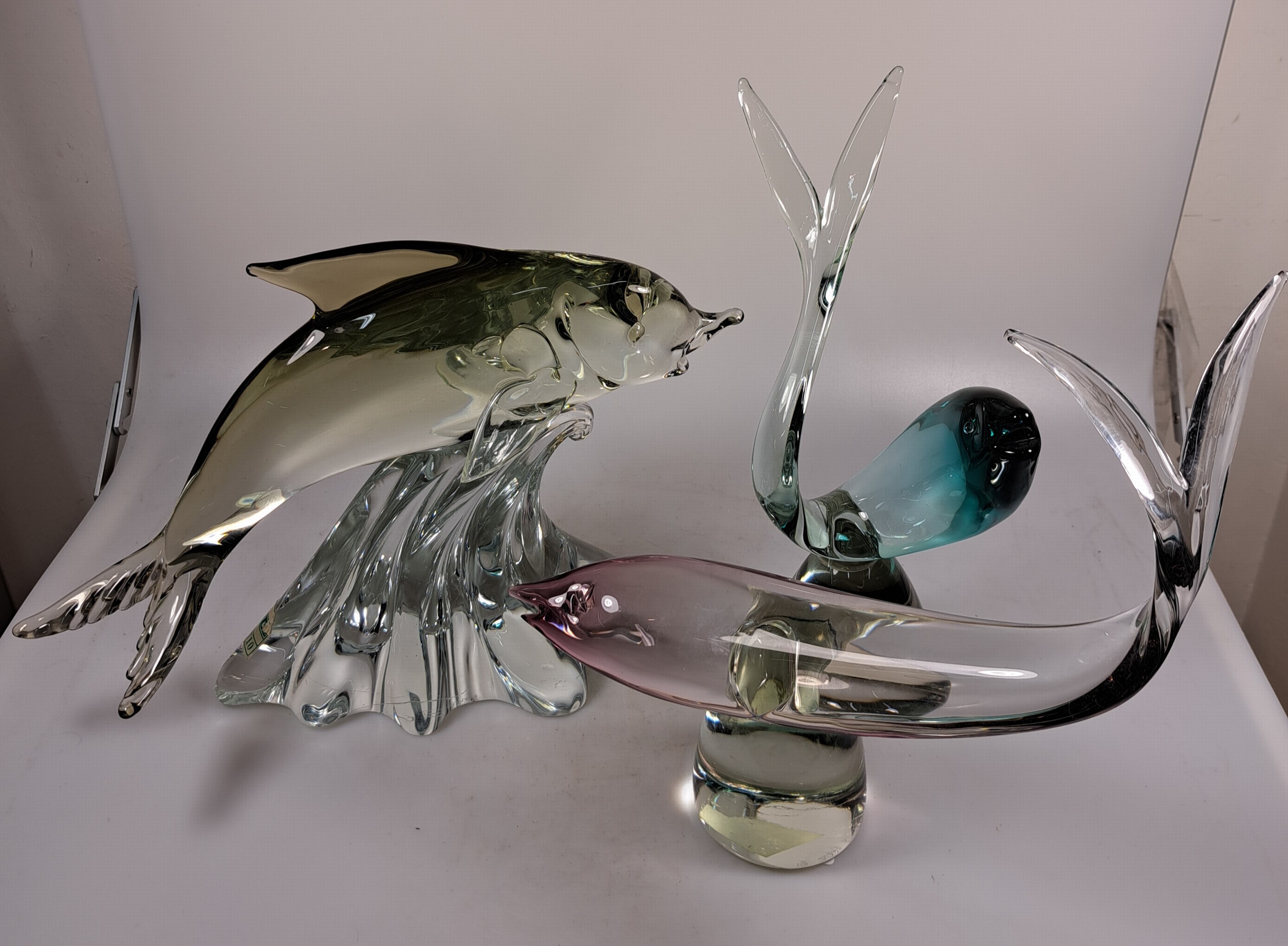 Drei Glasskulpturen Fische, Alfredo Barbini, Murano, farbloses Glas, partiell farbig getönt, je am Boden signiert, H. ca. 28 cm; Provenienz: ...