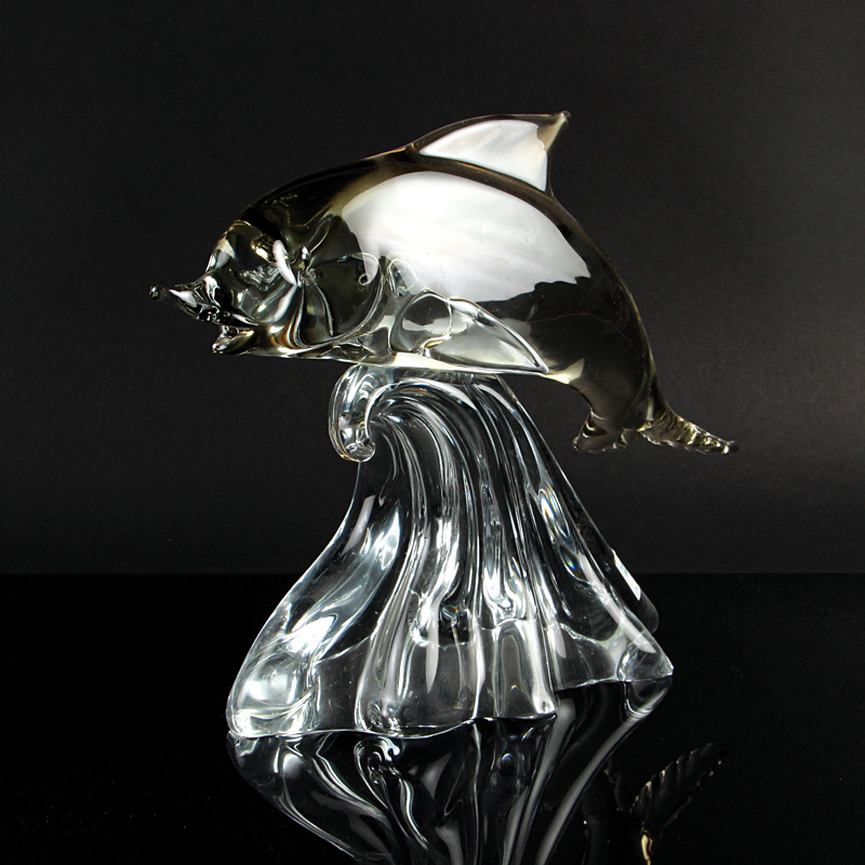 Detail a: Drei Glasskulpturen Fische, Alfredo Barbini, Murano, farbloses Glas, partiell farbig getönt, je am Boden signiert, H. ca. 28 cm; Provenienz: ...
