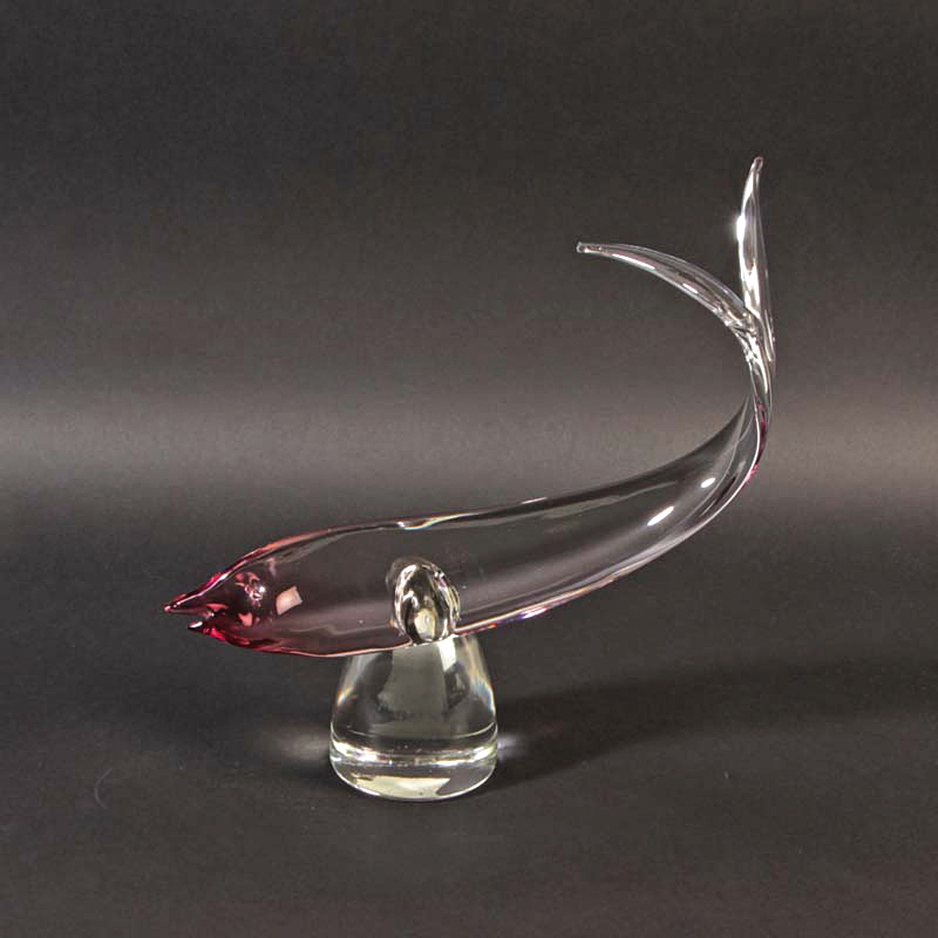 Detail b: Drei Glasskulpturen Fische, Alfredo Barbini, Murano, farbloses Glas, partiell farbig getönt, je am Boden signiert, H. ca. 28 cm; Provenienz: ...