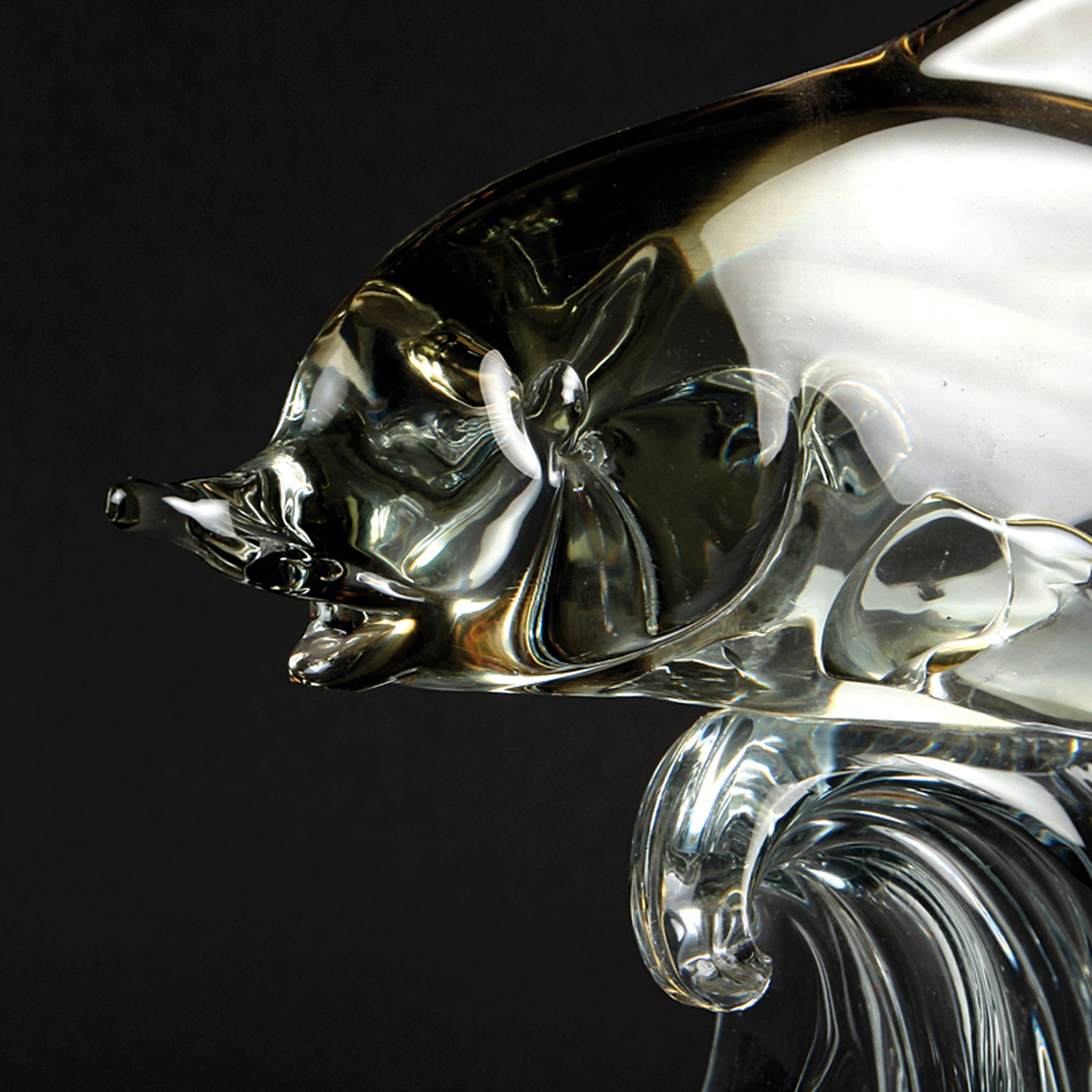 Detail d: Drei Glasskulpturen Fische, Alfredo Barbini, Murano, farbloses Glas, partiell farbig getönt, je am Boden signiert, H. ca. 28 cm; Provenienz: ...