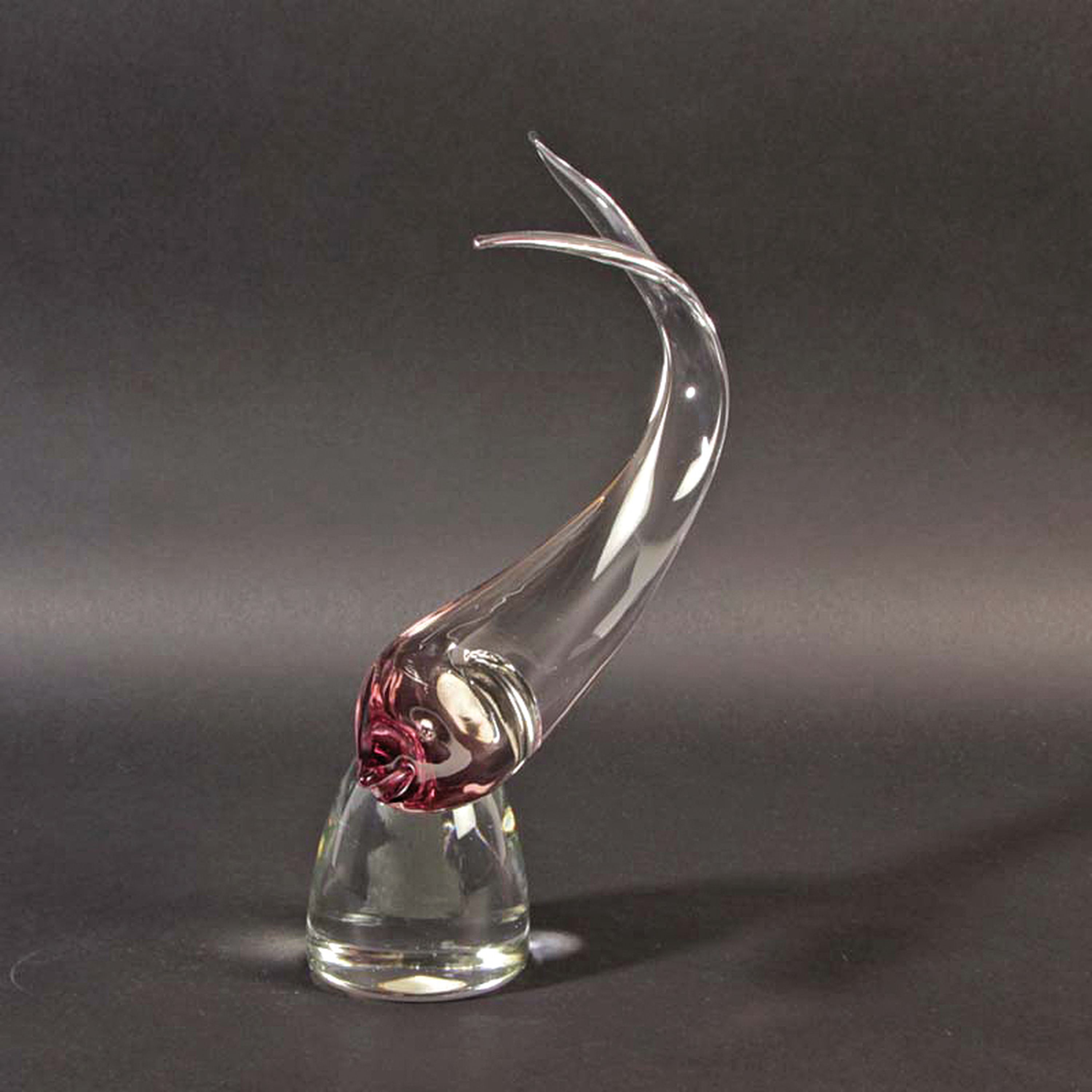 Detail f: Drei Glasskulpturen Fische, Alfredo Barbini, Murano, farbloses Glas, partiell farbig getönt, je am Boden signiert, H. ca. 28 cm; Provenienz: ...