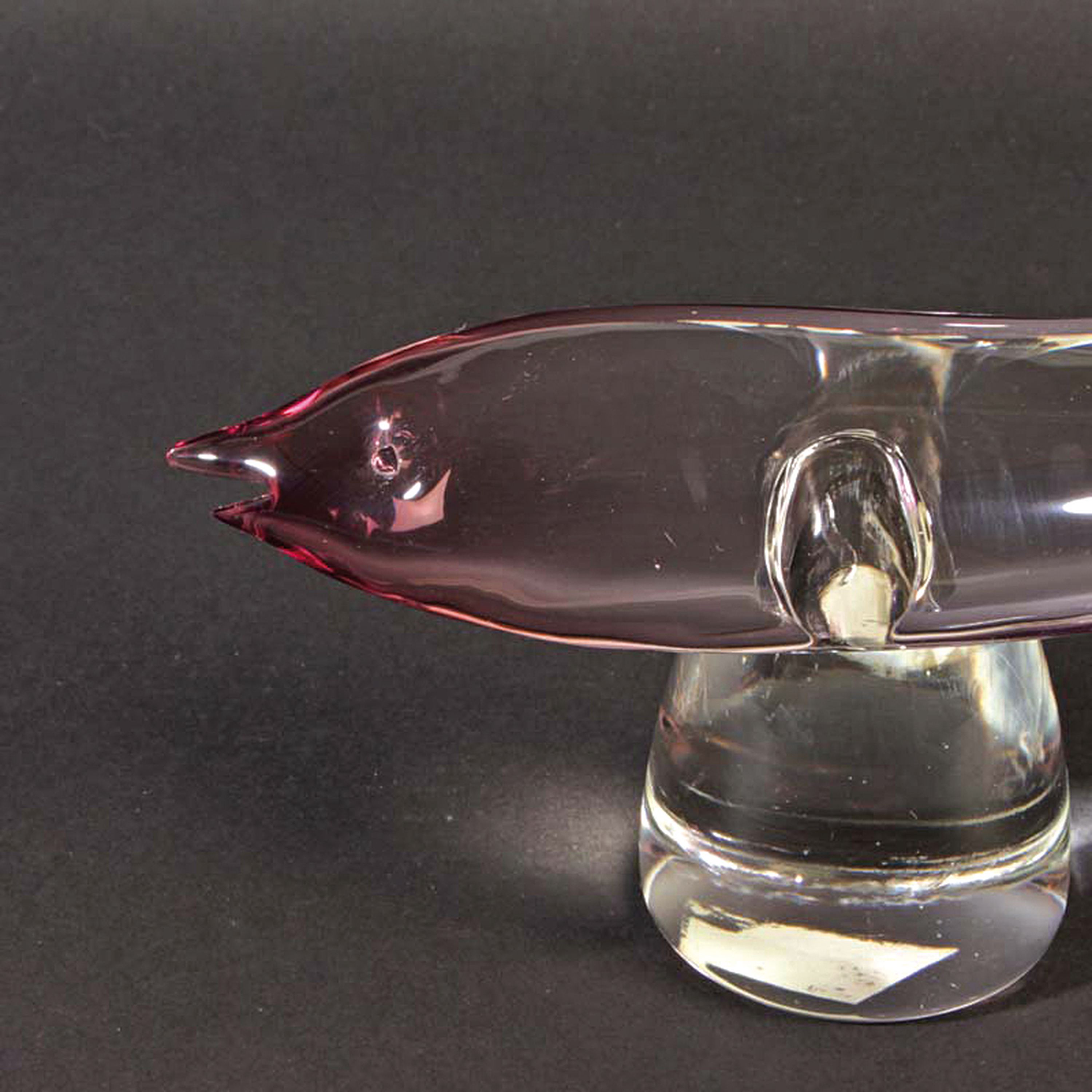 Detail g: Drei Glasskulpturen Fische, Alfredo Barbini, Murano, farbloses Glas, partiell farbig getönt, je am Boden signiert, H. ca. 28 cm; Provenienz: ...