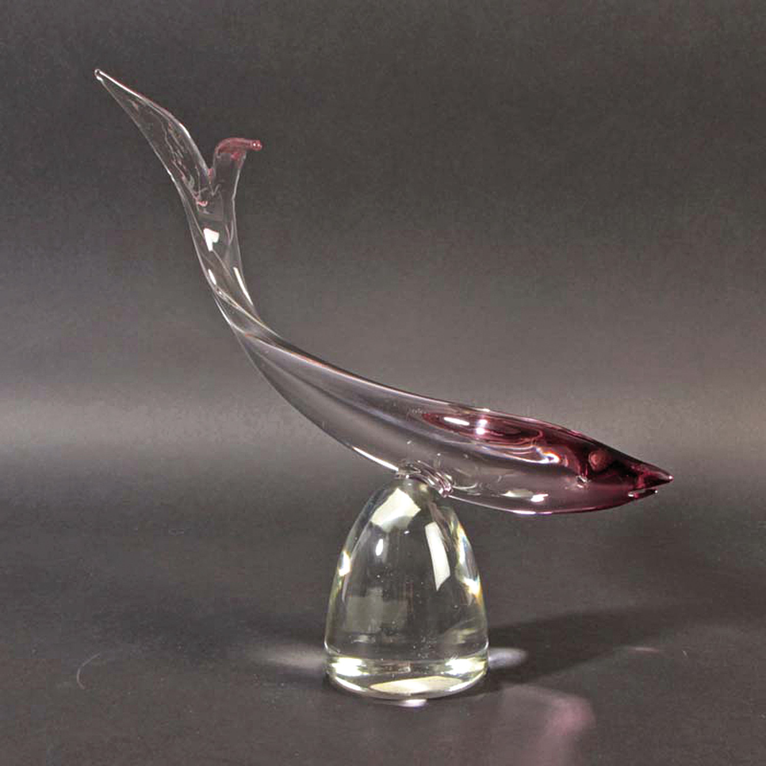 Detail h: Drei Glasskulpturen Fische, Alfredo Barbini, Murano, farbloses Glas, partiell farbig getönt, je am Boden signiert, H. ca. 28 cm; Provenienz: ...