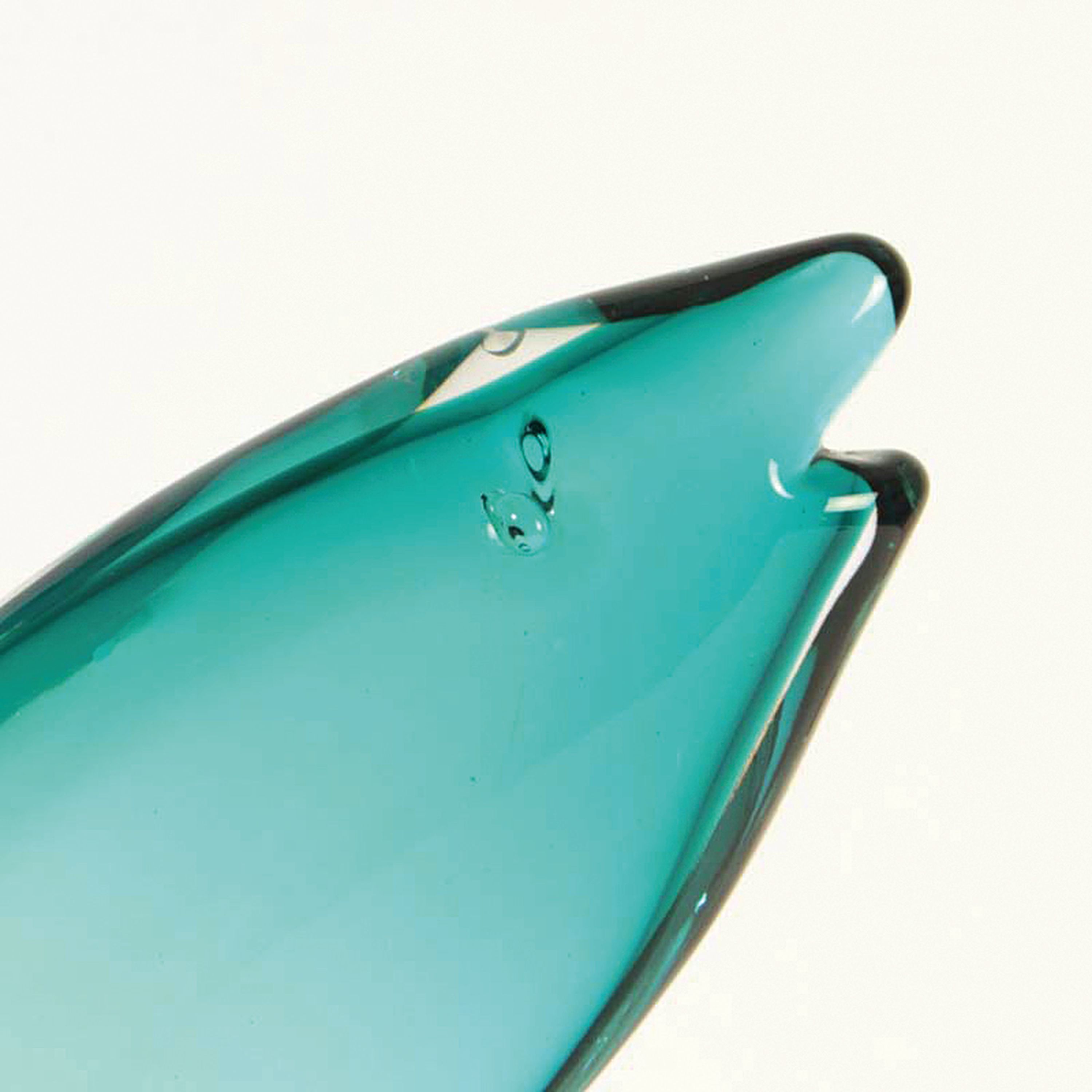 Detail j: Drei Glasskulpturen Fische, Alfredo Barbini, Murano, farbloses Glas, partiell farbig getönt, je am Boden signiert, H. ca. 28 cm; Provenienz: ...