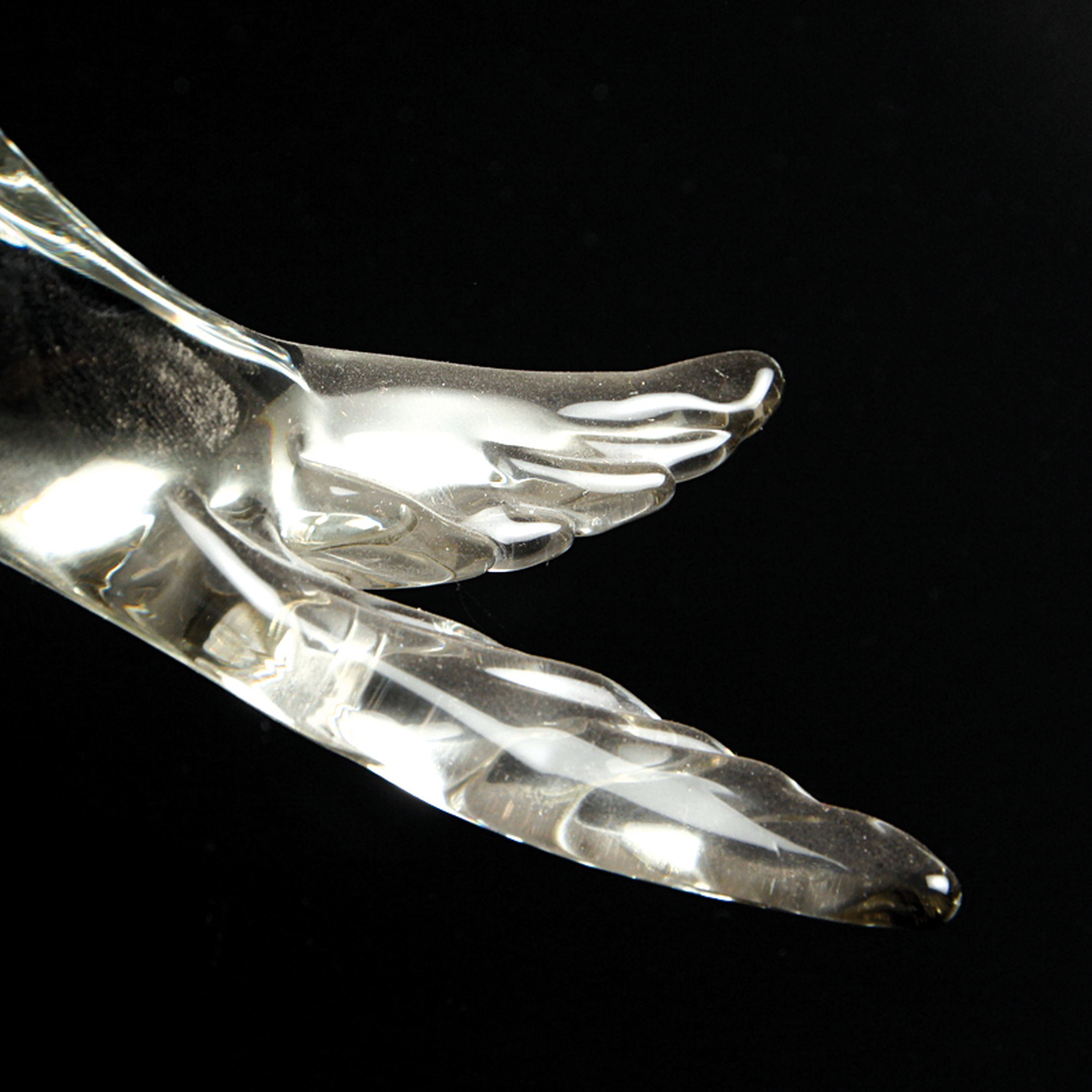 Detail n: Drei Glasskulpturen Fische, Alfredo Barbini, Murano, farbloses Glas, partiell farbig getönt, je am Boden signiert, H. ca. 28 cm; Provenienz: ...