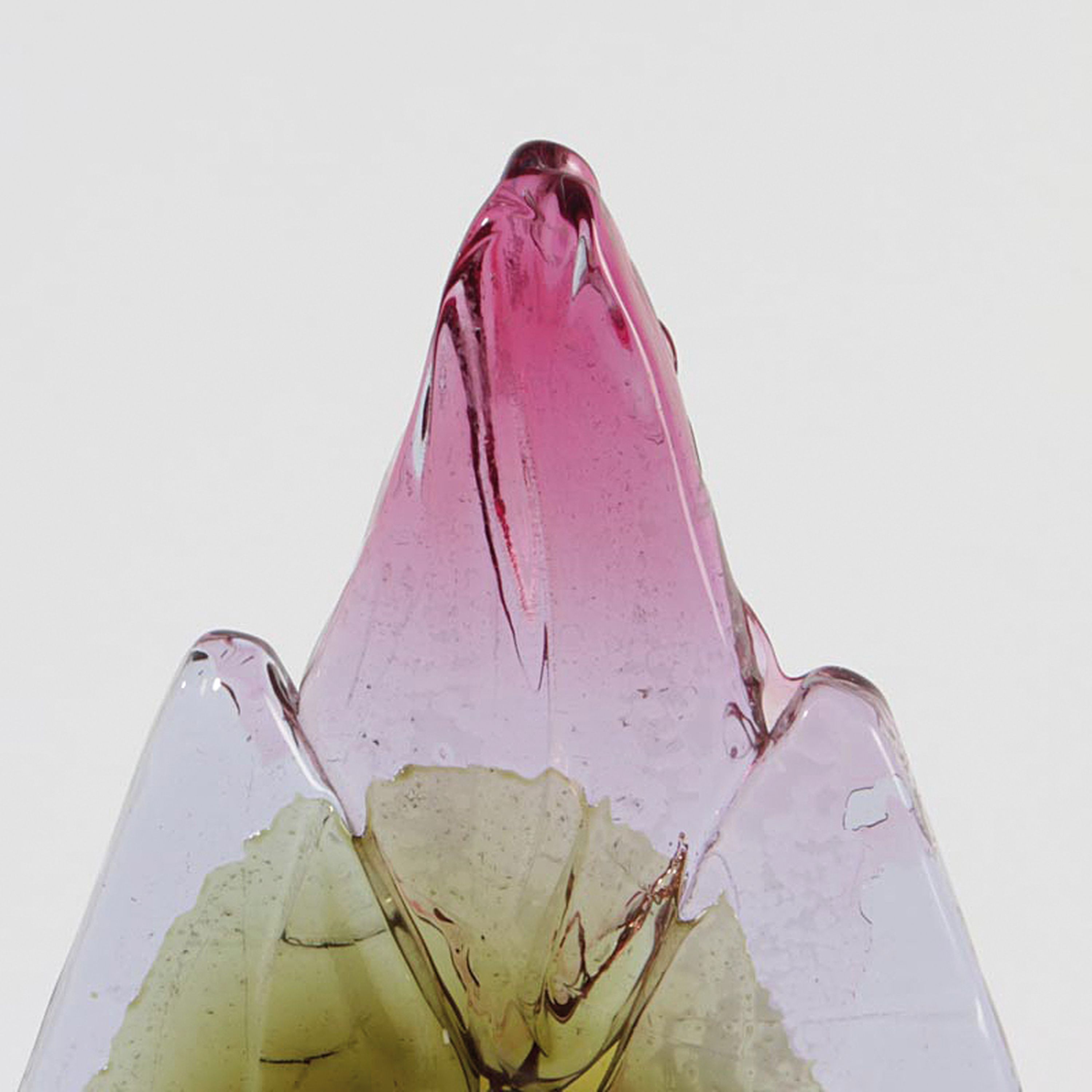 Detail b: Glasskulptur, Ermanno Nason für Cenedese, Murano, Unikat, Neodymium-Glas, aus Rhomben zusammengesetzte aufrechte Form, farbige Aufschmelzungen, ...