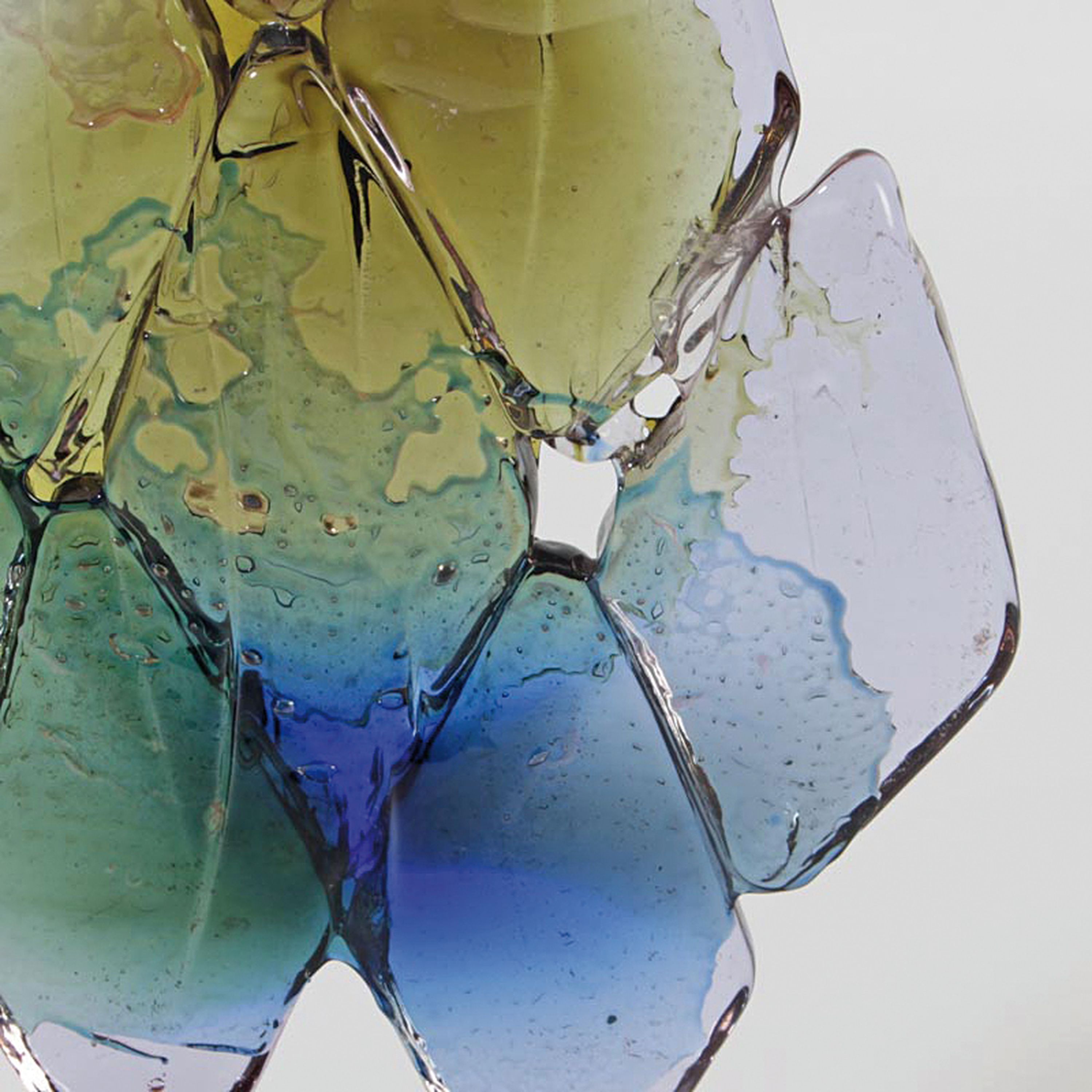 Detail e: Glasskulptur, Ermanno Nason für Cenedese, Murano, Unikat, Neodymium-Glas, aus Rhomben zusammengesetzte aufrechte Form, farbige Aufschmelzungen, ...