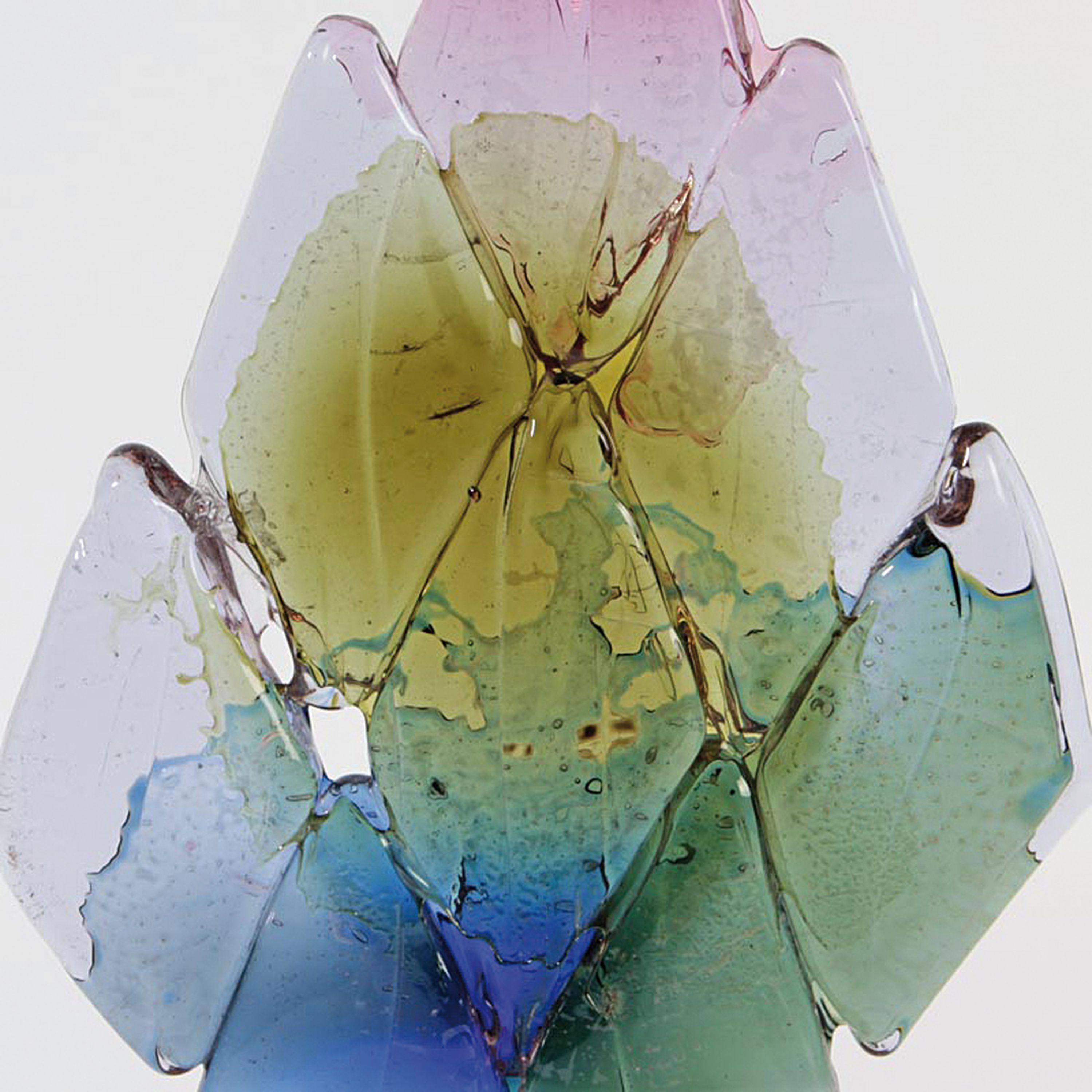 Detail l: Glasskulptur, Ermanno Nason für Cenedese, Murano, Unikat, Neodymium-Glas, aus Rhomben zusammengesetzte aufrechte Form, farbige Aufschmelzungen, ...