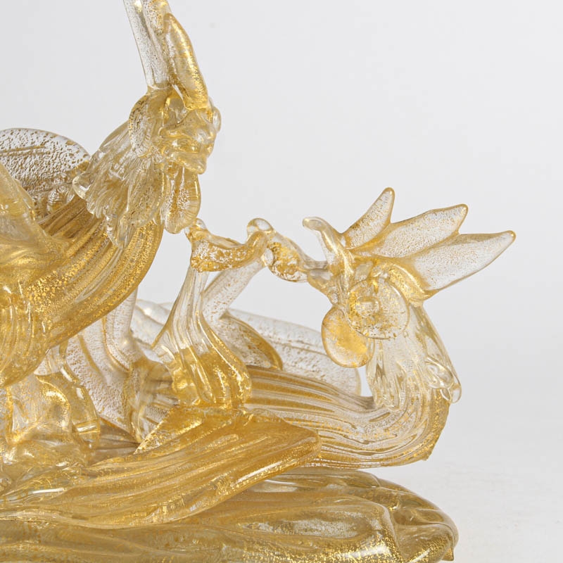 Detail a: Glasskulptur Hähne, Ermanno Nason für Cenedese, Murano, 1963-72, farbloses Glas, dichte Goldaufpuderung, Paar kämpfende Hähne, H. 20 cm