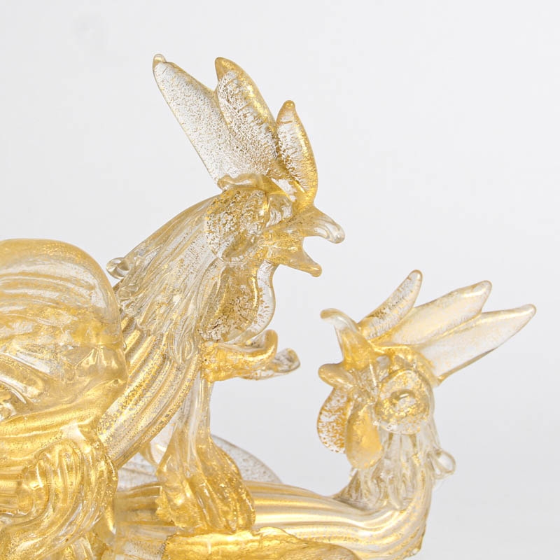 Detail b: Glasskulptur Hähne, Ermanno Nason für Cenedese, Murano, 1963-72, farbloses Glas, dichte Goldaufpuderung, Paar kämpfende Hähne, H. 20 cm