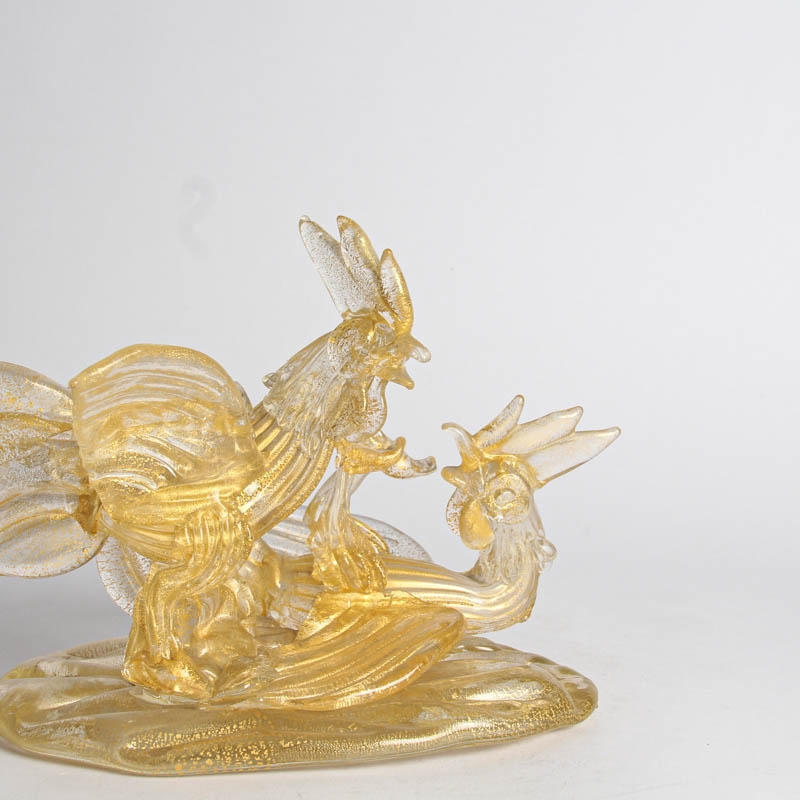 Detail c: Glasskulptur Hähne, Ermanno Nason für Cenedese, Murano, 1963-72, farbloses Glas, dichte Goldaufpuderung, Paar kämpfende Hähne, H. 20 cm
