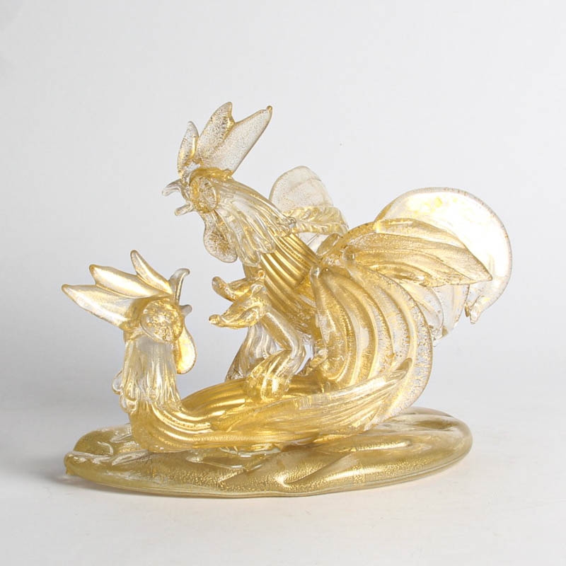 Detail d: Glasskulptur Hähne, Ermanno Nason für Cenedese, Murano, 1963-72, farbloses Glas, dichte Goldaufpuderung, Paar kämpfende Hähne, H. 20 cm