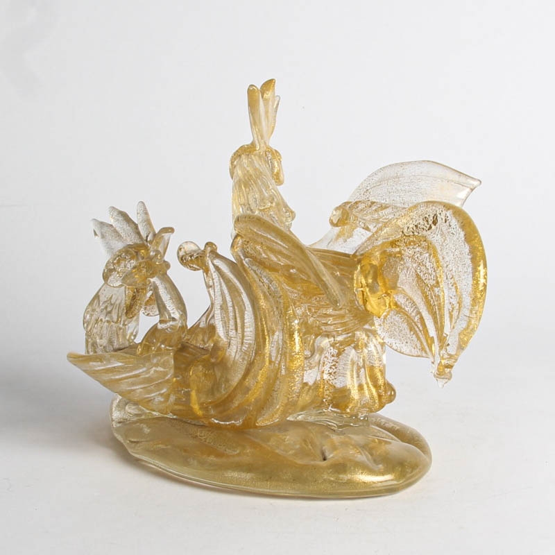 Detail e: Glasskulptur Hähne, Ermanno Nason für Cenedese, Murano, 1963-72, farbloses Glas, dichte Goldaufpuderung, Paar kämpfende Hähne, H. 20 cm