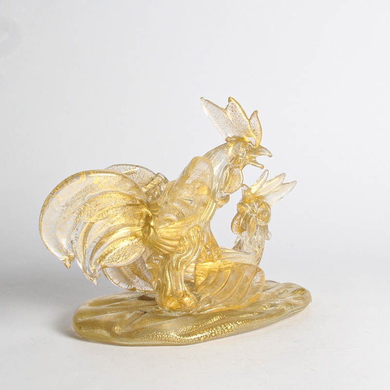 Detail f: Glasskulptur Hähne, Ermanno Nason für Cenedese, Murano, 1963-72, farbloses Glas, dichte Goldaufpuderung, Paar kämpfende Hähne, H. 20 cm