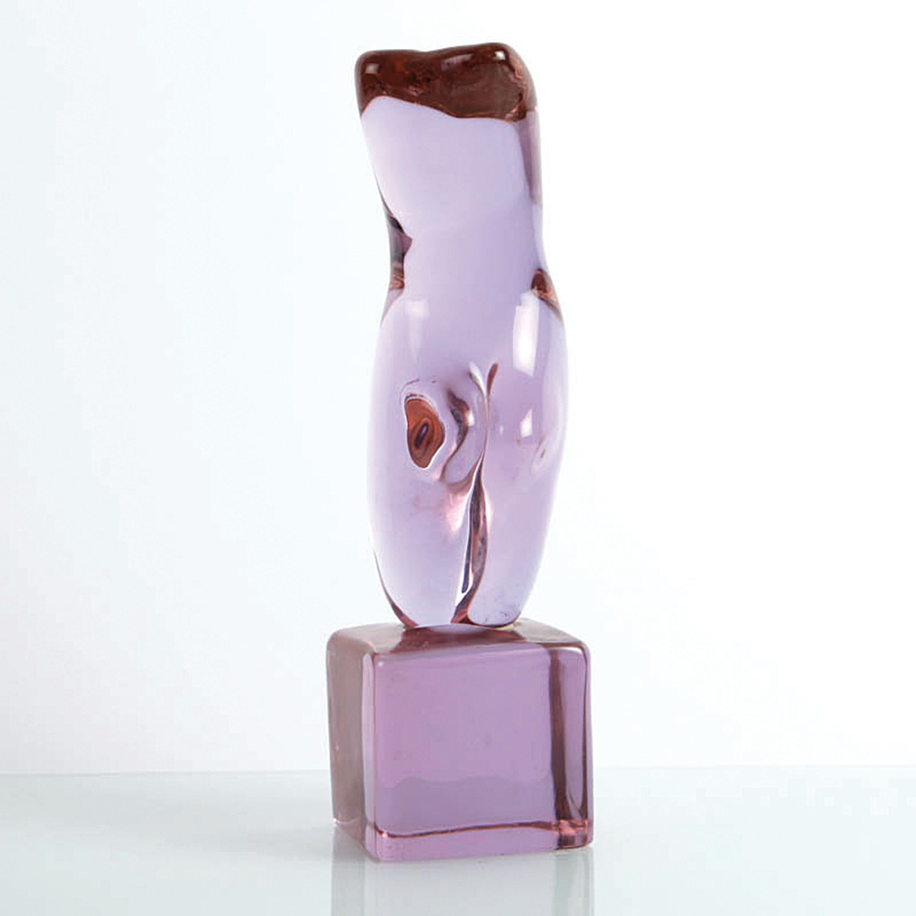 Detail b: Zwei Glasskulpturen, Ermanno Nason für Cenedese, Murano, 1963-72, violettes Neodymiumglas, abstrakte weibliche Akte, H. 25 / 17 cm