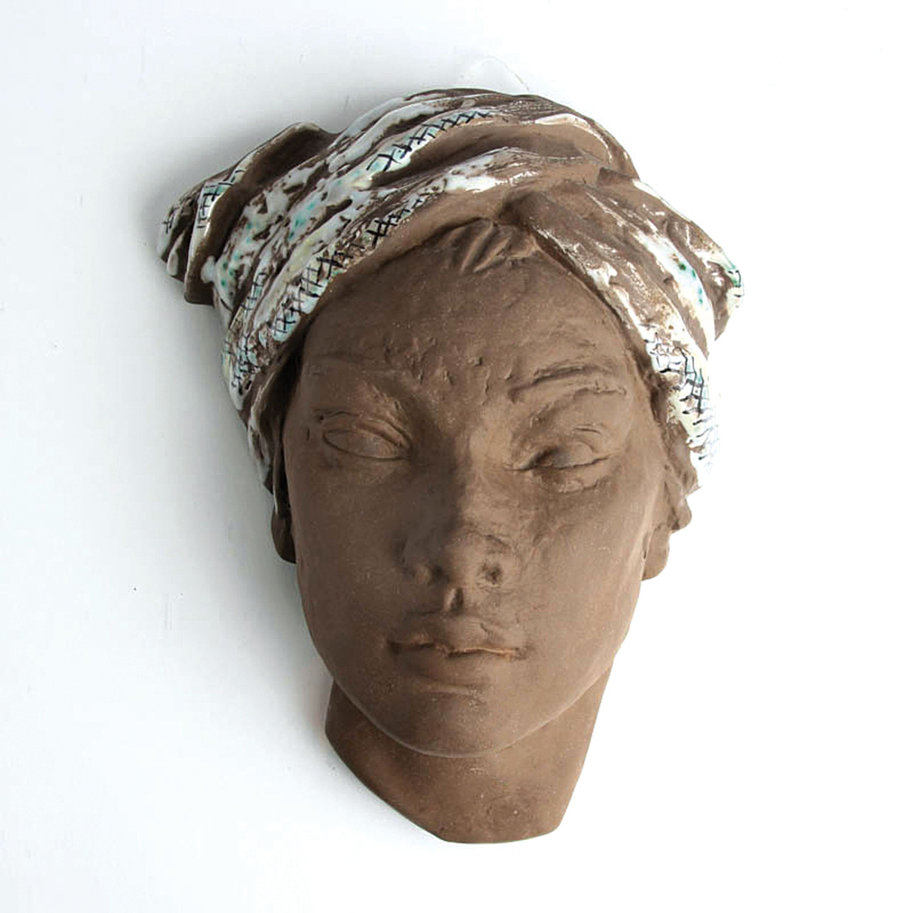 Zwei Wandmasken, Lore Friedrich-Gronau & Gertrud Woltershoff, Karlsruher Majolika, brauner Ton, partiell farbig glasiert, Pressmarke, H. 21 cm