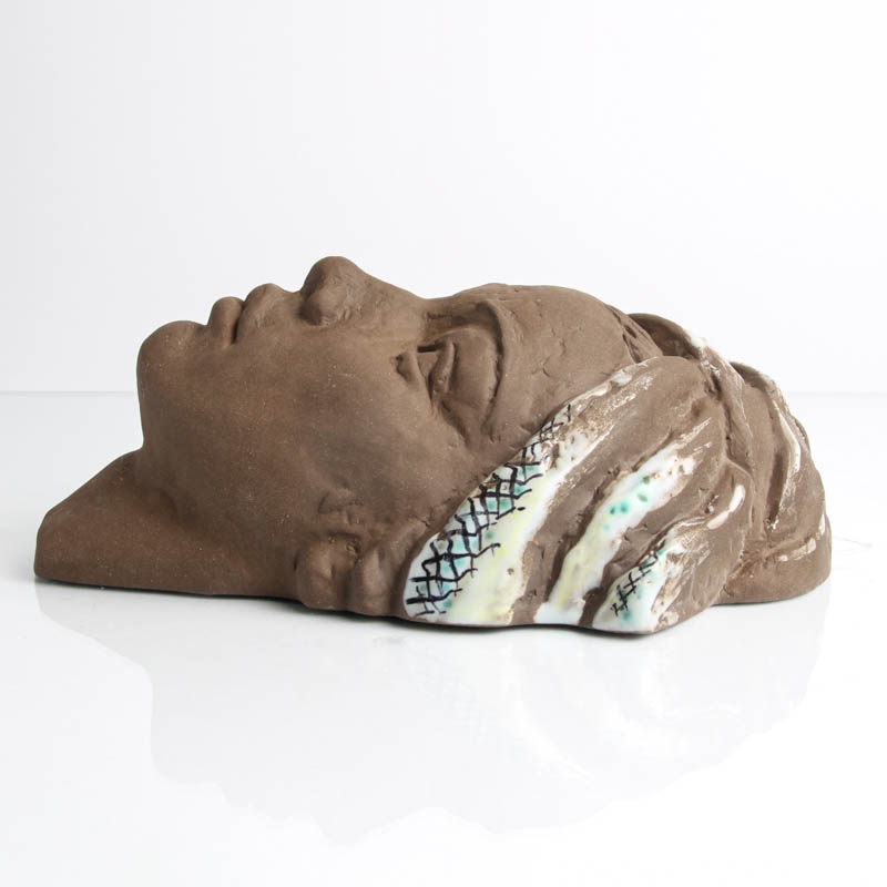 Detail c: Zwei Wandmasken, Lore Friedrich-Gronau & Gertrud Woltershoff, Karlsruher Majolika, brauner Ton, partiell farbig glasiert, Pressmarke, H. 21 cm