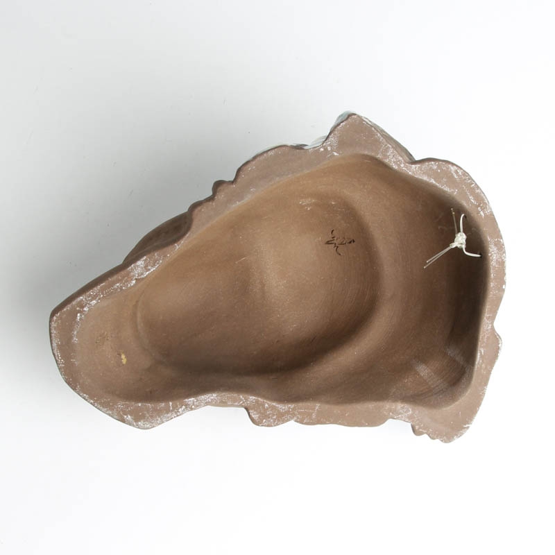 Detail d: Zwei Wandmasken, Lore Friedrich-Gronau & Gertrud Woltershoff, Karlsruher Majolika, brauner Ton, partiell farbig glasiert, Pressmarke, H. 21 cm