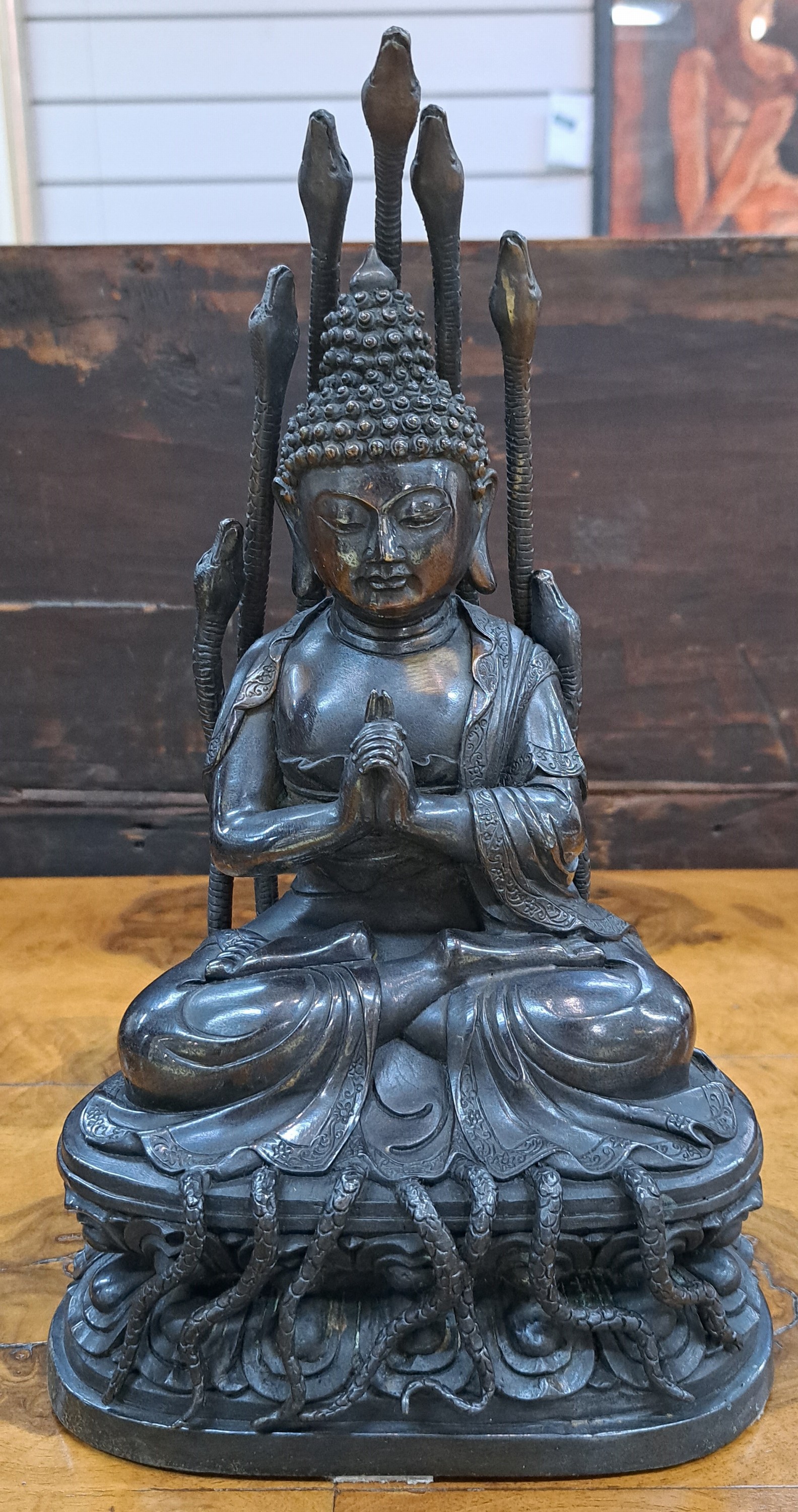 Detail a: Gautama Buddha, China 20. Jh., silberhaltige Bronze, partiell vergoldet, beschützt von sieben Schlangen während der Meditation, H. 32 cm